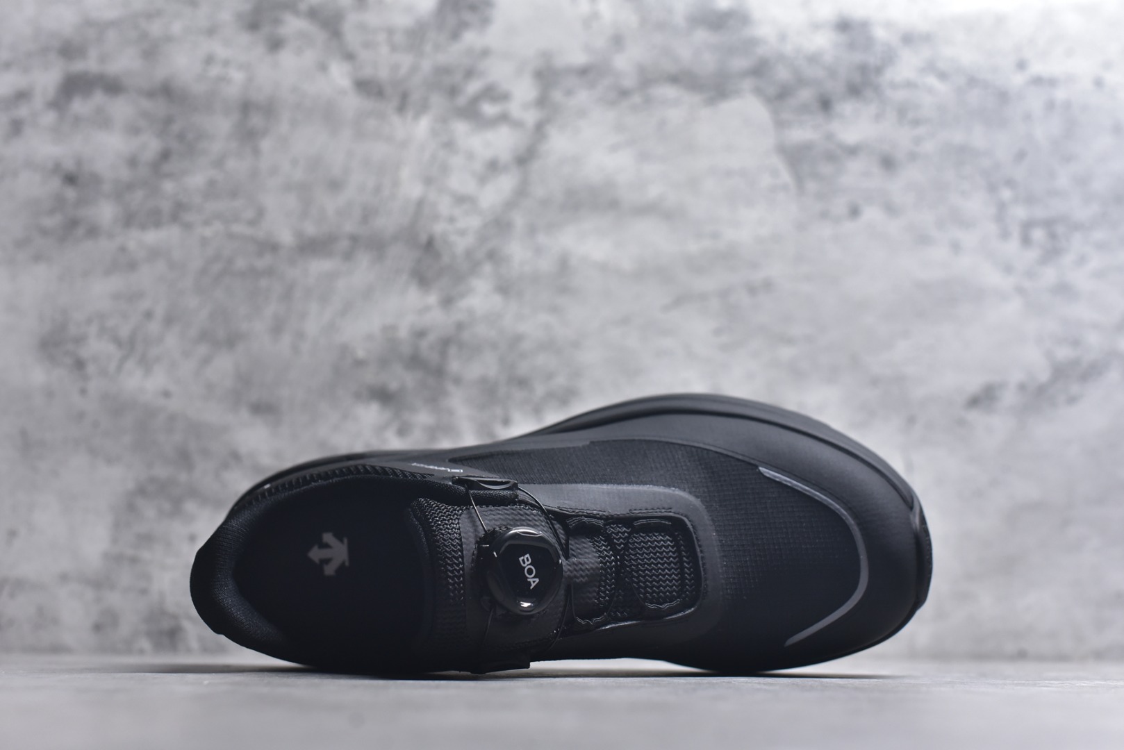 图片[4]-#DESCENTE迪桑特ENERZITE男款PRIMER WIRE GTX 2.0透气运动跑鞋 这双鞋的PRIMER GTX技术确保你在雨天也能保持双脚干爽。不仅如此，它的设计既时尚又实用，适合各种场合穿着。无论是晨跑还是逛街，都能轻松应对。 这款跑鞋的舒适度也值得一提。它采用了先进的缓震技术，长时间行走也不会感到疲劳。透气性极佳的材质让脚部始终保持清爽，即使在炎热的天气里也能享受舒适的穿着体验。 货号：D6131DSN34 尺码：36-45-选品中心