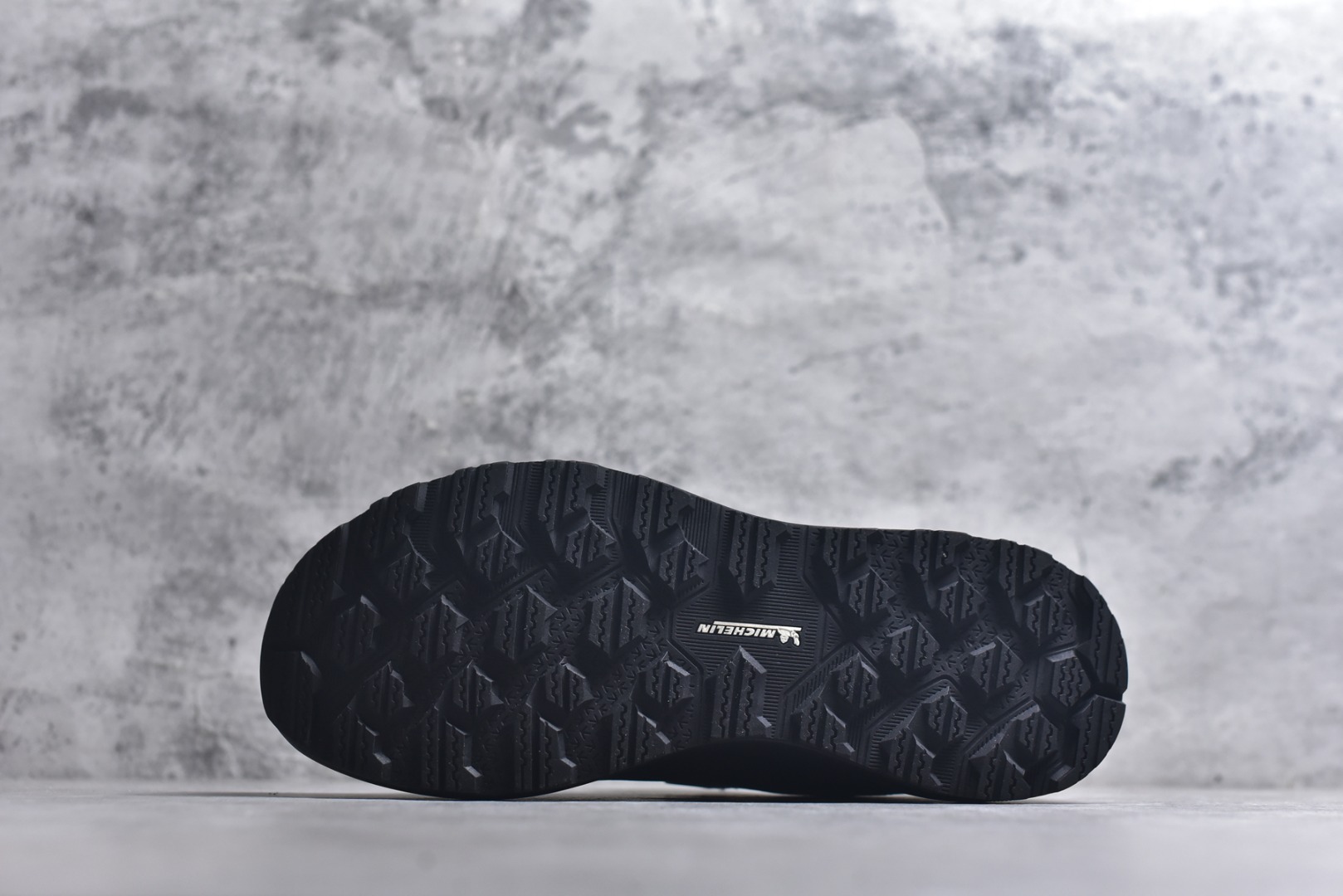 图片[6]-#DESCENTE迪桑特ENERZITE男款PRIMER WIRE GTX 2.0透气运动跑鞋 这双鞋的PRIMER GTX技术确保你在雨天也能保持双脚干爽。不仅如此，它的设计既时尚又实用，适合各种场合穿着。无论是晨跑还是逛街，都能轻松应对。 这款跑鞋的舒适度也值得一提。它采用了先进的缓震技术，长时间行走也不会感到疲劳。透气性极佳的材质让脚部始终保持清爽，即使在炎热的天气里也能享受舒适的穿着体验。 货号：D6131DSN34 尺码：36-45-选品中心