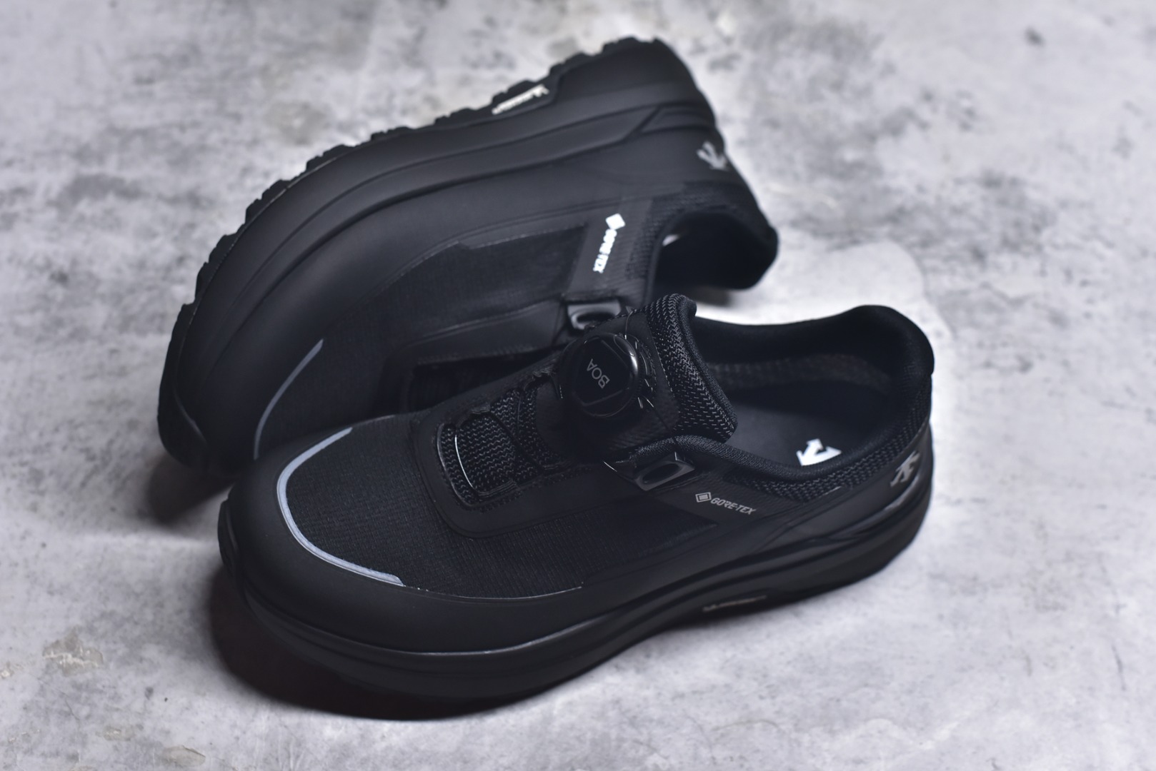 图片[7]-#DESCENTE迪桑特ENERZITE男款PRIMER WIRE GTX 2.0透气运动跑鞋 这双鞋的PRIMER GTX技术确保你在雨天也能保持双脚干爽。不仅如此，它的设计既时尚又实用，适合各种场合穿着。无论是晨跑还是逛街，都能轻松应对。 这款跑鞋的舒适度也值得一提。它采用了先进的缓震技术，长时间行走也不会感到疲劳。透气性极佳的材质让脚部始终保持清爽，即使在炎热的天气里也能享受舒适的穿着体验。 货号：D6131DSN34 尺码：36-45-选品中心