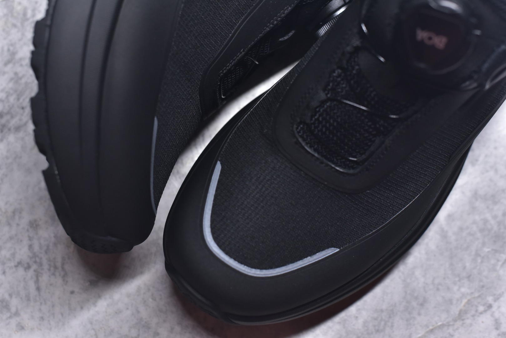 图片[8]-#DESCENTE迪桑特ENERZITE男款PRIMER WIRE GTX 2.0透气运动跑鞋 这双鞋的PRIMER GTX技术确保你在雨天也能保持双脚干爽。不仅如此，它的设计既时尚又实用，适合各种场合穿着。无论是晨跑还是逛街，都能轻松应对。 这款跑鞋的舒适度也值得一提。它采用了先进的缓震技术，长时间行走也不会感到疲劳。透气性极佳的材质让脚部始终保持清爽，即使在炎热的天气里也能享受舒适的穿着体验。 货号：D6131DSN34 尺码：36-45-选品中心