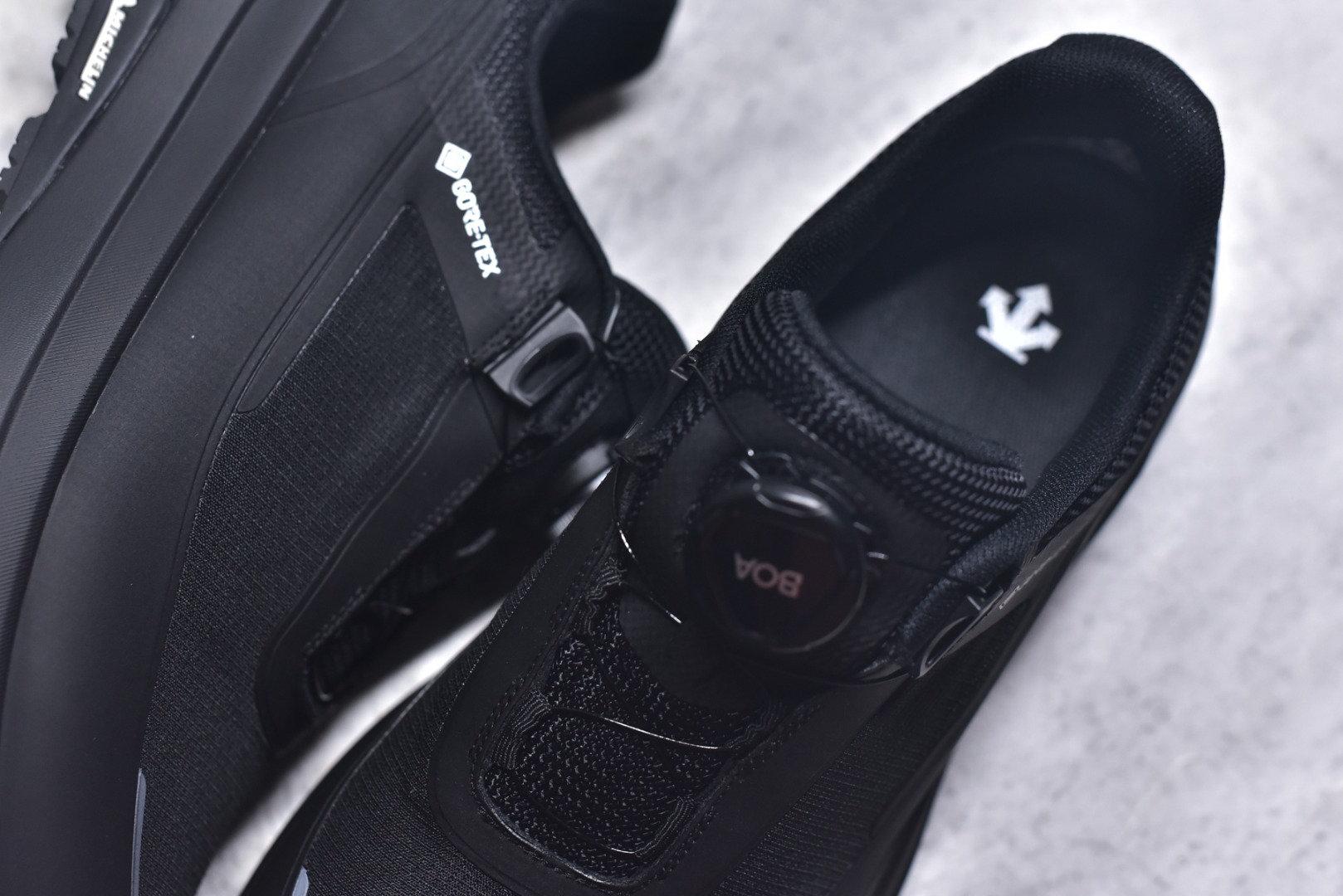 图片[9]-#DESCENTE迪桑特ENERZITE男款PRIMER WIRE GTX 2.0透气运动跑鞋 这双鞋的PRIMER GTX技术确保你在雨天也能保持双脚干爽。不仅如此，它的设计既时尚又实用，适合各种场合穿着。无论是晨跑还是逛街，都能轻松应对。 这款跑鞋的舒适度也值得一提。它采用了先进的缓震技术，长时间行走也不会感到疲劳。透气性极佳的材质让脚部始终保持清爽，即使在炎热的天气里也能享受舒适的穿着体验。 货号：D6131DSN34 尺码：36-45-选品中心