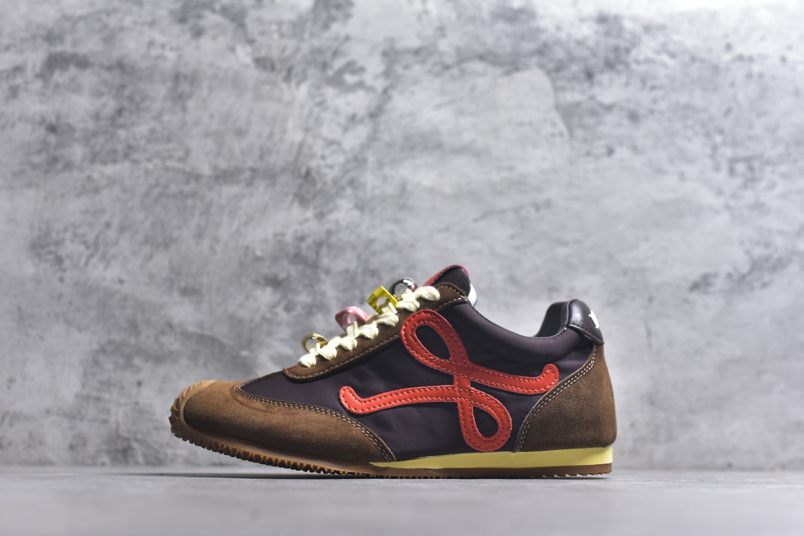 #盒中盒全套配件 实体平台跑量 主打推荐好货 👍 王一博同款 马年限定配色 LOEWE罗意威 x LOUIS WAIN 联名款 Ballet Runner 2.0 #不对称鞋头设计、袜状内部结构，轻盈橡胶外底延伸至鞋头。 #20 毫米鞋跟，附白色和同色系鞋带 #侧面饰有 L 徽标，鞋舌饰有压纹 Anagram，后跟标签饰有注塑橡胶 LOEWE 标志 #升级原楦型开发纸版 #采用反绒牛皮革拼接头层皮饰片鞋面材质 #鞋身原装高密度防刮尼龙面料,极好柔软效果 #双层乳胶缓震鞋垫 #外部搭配轻量EVA缓震组合橡胶防滑片装外底❗️ 尺码：35 36 37 38 39 40 41 42 43 44-选品中心