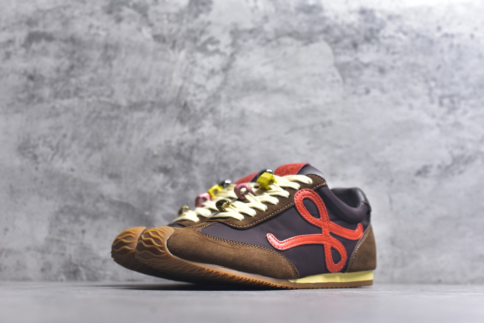 图片[2]-#盒中盒全套配件 实体平台跑量 主打推荐好货 👍 王一博同款 马年限定配色 LOEWE罗意威 x LOUIS WAIN 联名款 Ballet Runner 2.0 #不对称鞋头设计、袜状内部结构，轻盈橡胶外底延伸至鞋头。 #20 毫米鞋跟，附白色和同色系鞋带 #侧面饰有 L 徽标，鞋舌饰有压纹 Anagram，后跟标签饰有注塑橡胶 LOEWE 标志 #升级原楦型开发纸版 #采用反绒牛皮革拼接头层皮饰片鞋面材质 #鞋身原装高密度防刮尼龙面料,极好柔软效果 #双层乳胶缓震鞋垫 #外部搭配轻量EVA缓震组合橡胶防滑片装外底❗️ 尺码：35 36 37 38 39 40 41 42 43 44-选品中心