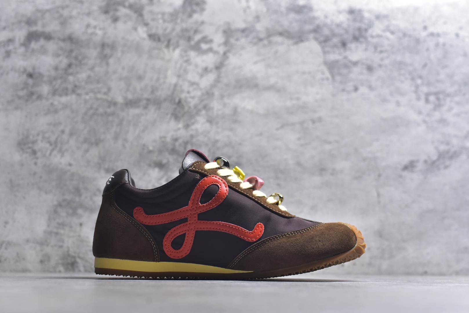 图片[3]-#盒中盒全套配件 实体平台跑量 主打推荐好货 👍 王一博同款 马年限定配色 LOEWE罗意威 x LOUIS WAIN 联名款 Ballet Runner 2.0 #不对称鞋头设计、袜状内部结构，轻盈橡胶外底延伸至鞋头。 #20 毫米鞋跟，附白色和同色系鞋带 #侧面饰有 L 徽标，鞋舌饰有压纹 Anagram，后跟标签饰有注塑橡胶 LOEWE 标志 #升级原楦型开发纸版 #采用反绒牛皮革拼接头层皮饰片鞋面材质 #鞋身原装高密度防刮尼龙面料,极好柔软效果 #双层乳胶缓震鞋垫 #外部搭配轻量EVA缓震组合橡胶防滑片装外底❗️ 尺码：35 36 37 38 39 40 41 42 43 44-选品中心