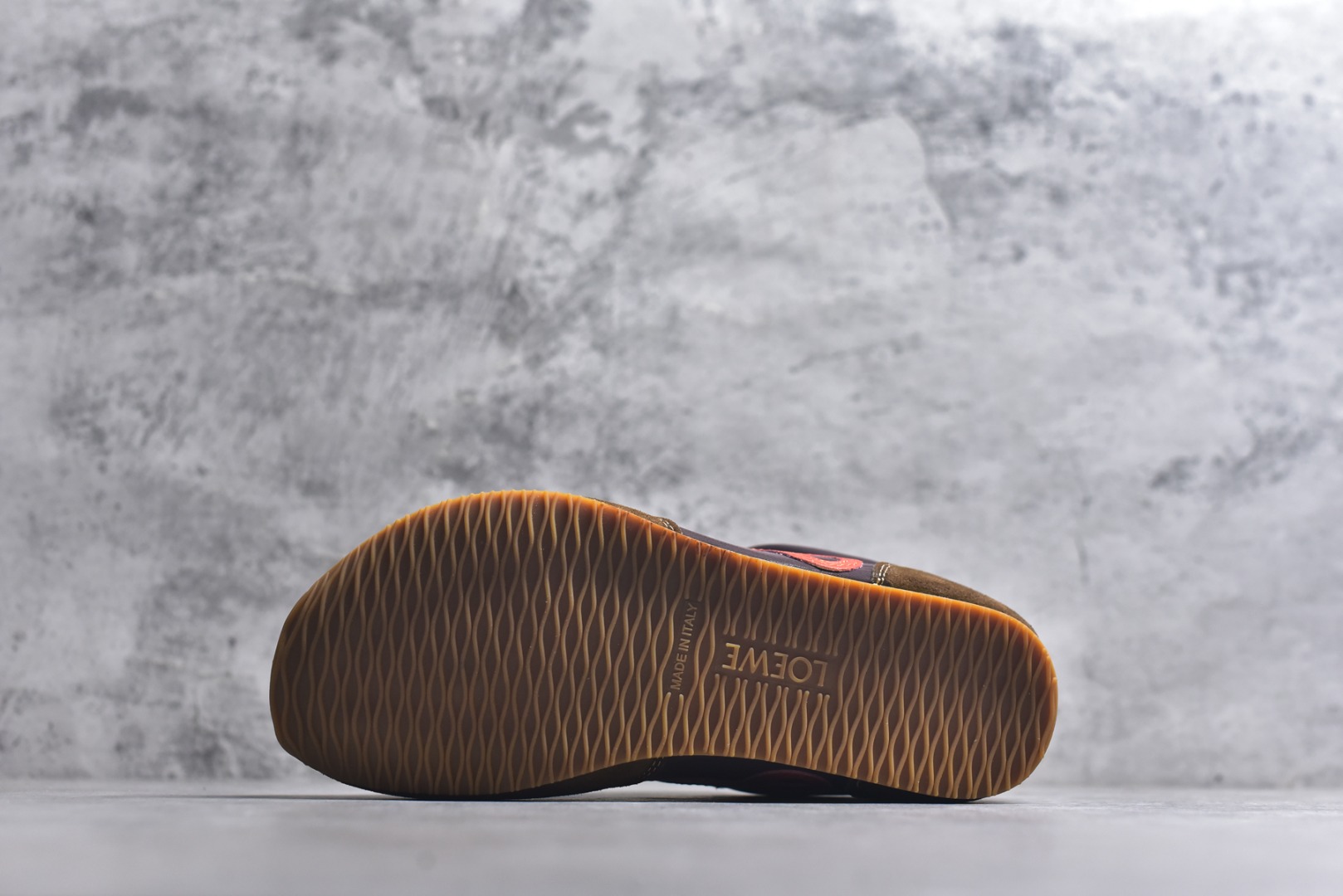 图片[6]-#盒中盒全套配件 实体平台跑量 主打推荐好货 👍 王一博同款 马年限定配色 LOEWE罗意威 x LOUIS WAIN 联名款 Ballet Runner 2.0 #不对称鞋头设计、袜状内部结构，轻盈橡胶外底延伸至鞋头。 #20 毫米鞋跟，附白色和同色系鞋带 #侧面饰有 L 徽标，鞋舌饰有压纹 Anagram，后跟标签饰有注塑橡胶 LOEWE 标志 #升级原楦型开发纸版 #采用反绒牛皮革拼接头层皮饰片鞋面材质 #鞋身原装高密度防刮尼龙面料,极好柔软效果 #双层乳胶缓震鞋垫 #外部搭配轻量EVA缓震组合橡胶防滑片装外底❗️ 尺码：35 36 37 38 39 40 41 42 43 44-选品中心