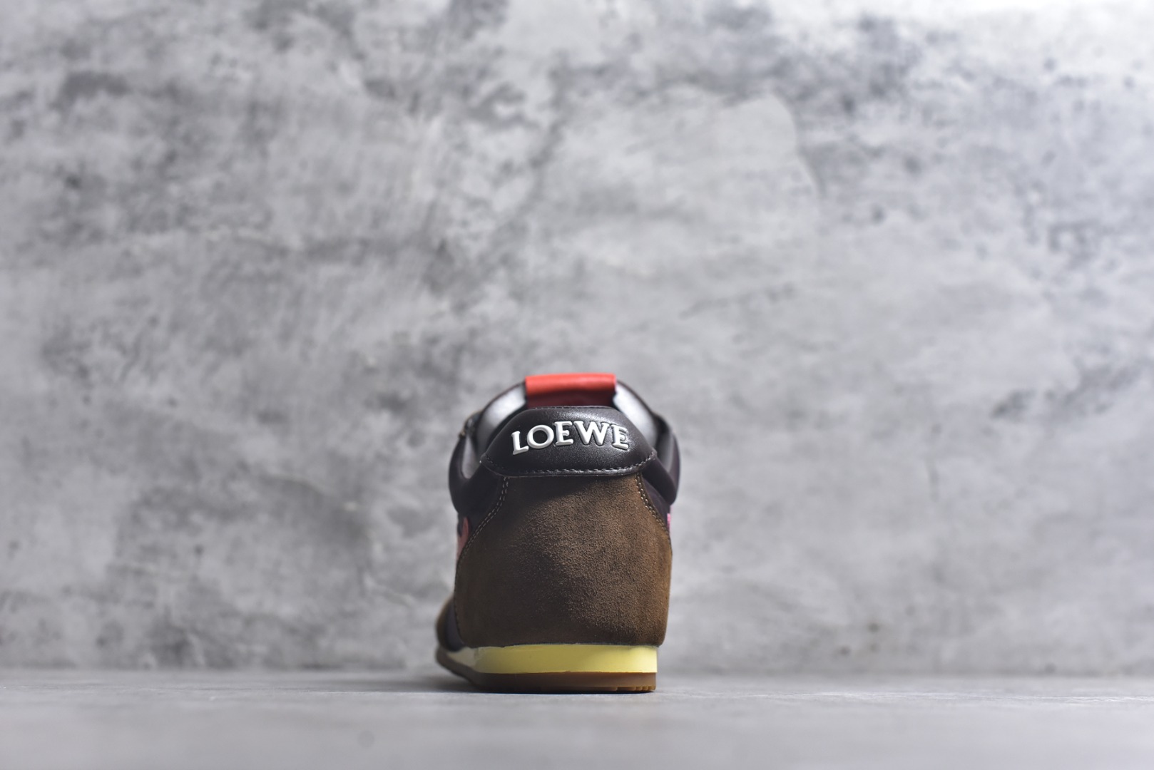 图片[5]-#盒中盒全套配件 实体平台跑量 主打推荐好货 👍 王一博同款 马年限定配色 LOEWE罗意威 x LOUIS WAIN 联名款 Ballet Runner 2.0 #不对称鞋头设计、袜状内部结构，轻盈橡胶外底延伸至鞋头。 #20 毫米鞋跟，附白色和同色系鞋带 #侧面饰有 L 徽标，鞋舌饰有压纹 Anagram，后跟标签饰有注塑橡胶 LOEWE 标志 #升级原楦型开发纸版 #采用反绒牛皮革拼接头层皮饰片鞋面材质 #鞋身原装高密度防刮尼龙面料,极好柔软效果 #双层乳胶缓震鞋垫 #外部搭配轻量EVA缓震组合橡胶防滑片装外底❗️ 尺码：35 36 37 38 39 40 41 42 43 44-选品中心