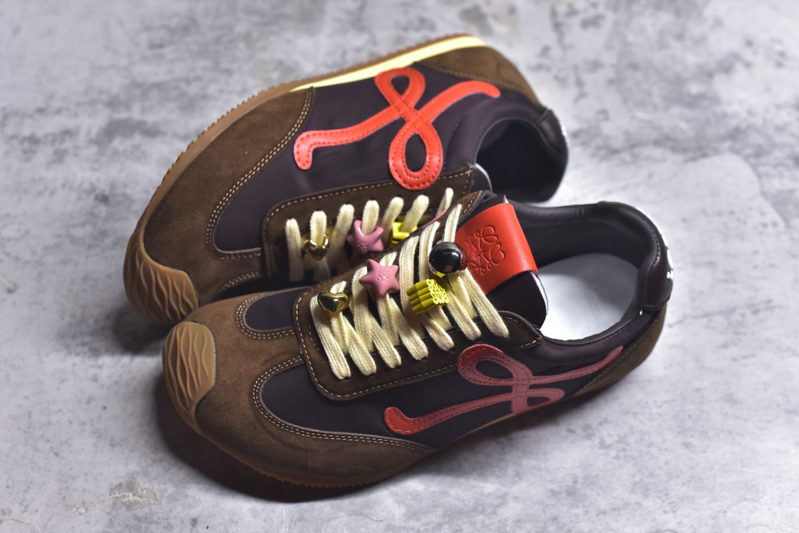 图片[7]-#盒中盒全套配件 实体平台跑量 主打推荐好货 👍 王一博同款 马年限定配色 LOEWE罗意威 x LOUIS WAIN 联名款 Ballet Runner 2.0 #不对称鞋头设计、袜状内部结构，轻盈橡胶外底延伸至鞋头。 #20 毫米鞋跟，附白色和同色系鞋带 #侧面饰有 L 徽标，鞋舌饰有压纹 Anagram，后跟标签饰有注塑橡胶 LOEWE 标志 #升级原楦型开发纸版 #采用反绒牛皮革拼接头层皮饰片鞋面材质 #鞋身原装高密度防刮尼龙面料,极好柔软效果 #双层乳胶缓震鞋垫 #外部搭配轻量EVA缓震组合橡胶防滑片装外底❗️ 尺码：35 36 37 38 39 40 41 42 43 44-选品中心