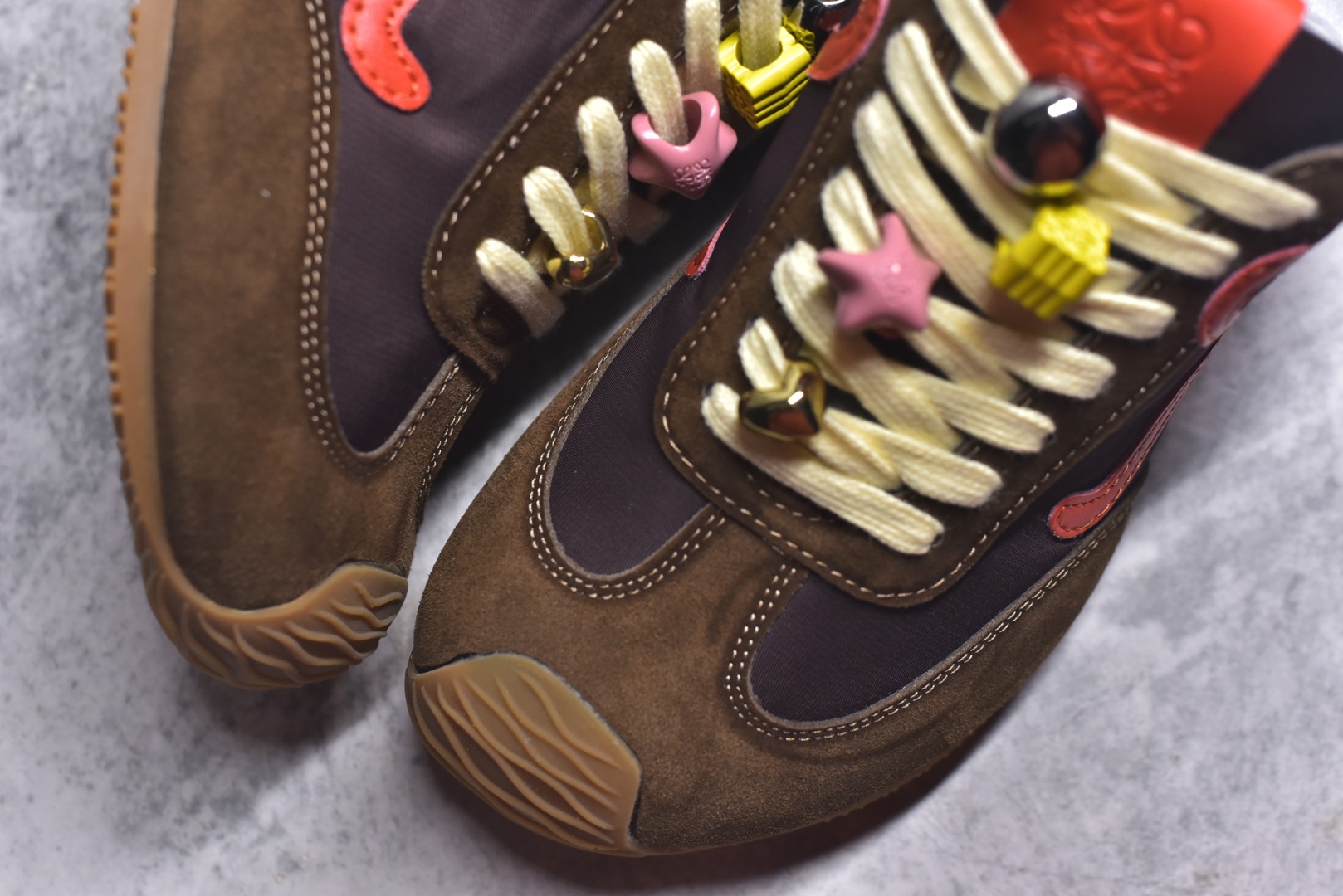 图片[8]-#盒中盒全套配件 实体平台跑量 主打推荐好货 👍 王一博同款 马年限定配色 LOEWE罗意威 x LOUIS WAIN 联名款 Ballet Runner 2.0 #不对称鞋头设计、袜状内部结构，轻盈橡胶外底延伸至鞋头。 #20 毫米鞋跟，附白色和同色系鞋带 #侧面饰有 L 徽标，鞋舌饰有压纹 Anagram，后跟标签饰有注塑橡胶 LOEWE 标志 #升级原楦型开发纸版 #采用反绒牛皮革拼接头层皮饰片鞋面材质 #鞋身原装高密度防刮尼龙面料,极好柔软效果 #双层乳胶缓震鞋垫 #外部搭配轻量EVA缓震组合橡胶防滑片装外底❗️ 尺码：35 36 37 38 39 40 41 42 43 44-选品中心