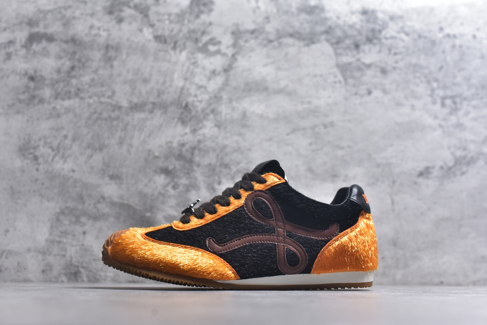 #盒中盒全套配件 实体平台跑量 主打推荐好货 👍 王一博同款 马年限定配色 LOEWE罗意威 x LOUIS WAIN 联名款 Ballet Runner 2.0 #不对称鞋头设计、袜状内部结构，轻盈橡胶外底延伸至鞋头。 #20 毫米鞋跟，附白色和同色系鞋带 #侧面饰有 L 徽标，鞋舌饰有压纹 Anagram，后跟标签饰有注塑橡胶 LOEWE 标志 #升级原楦型开发纸版 #采用反绒牛皮革拼接头层皮饰片鞋面材质 #鞋身原装高密度防刮尼龙面料,极好柔软效果 #双层乳胶缓震鞋垫 #外部搭配轻量EVA缓震组合橡胶防滑片装外底❗️ 尺码：35 36 37 38 39 40 41 42 43 44-选品中心