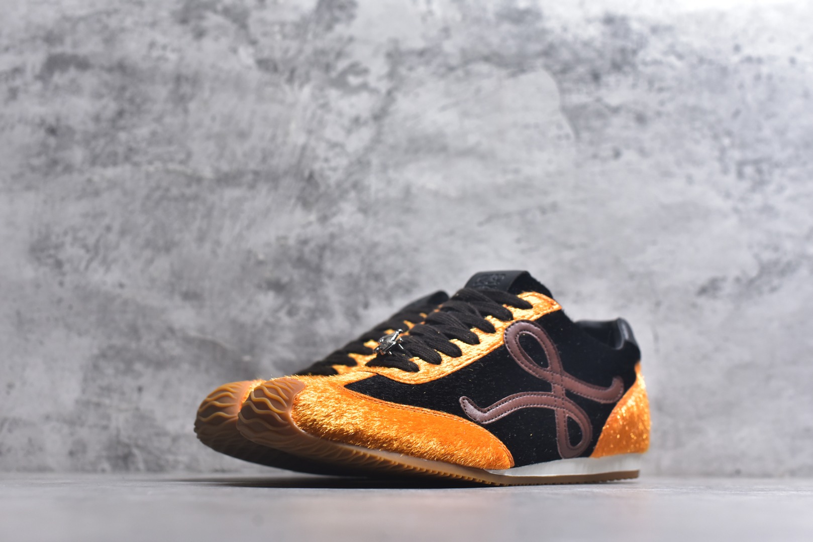 图片[2]-#盒中盒全套配件 实体平台跑量 主打推荐好货 👍 王一博同款 马年限定配色 LOEWE罗意威 x LOUIS WAIN 联名款 Ballet Runner 2.0 #不对称鞋头设计、袜状内部结构，轻盈橡胶外底延伸至鞋头。 #20 毫米鞋跟，附白色和同色系鞋带 #侧面饰有 L 徽标，鞋舌饰有压纹 Anagram，后跟标签饰有注塑橡胶 LOEWE 标志 #升级原楦型开发纸版 #采用反绒牛皮革拼接头层皮饰片鞋面材质 #鞋身原装高密度防刮尼龙面料,极好柔软效果 #双层乳胶缓震鞋垫 #外部搭配轻量EVA缓震组合橡胶防滑片装外底❗️ 尺码：35 36 37 38 39 40 41 42 43 44-选品中心