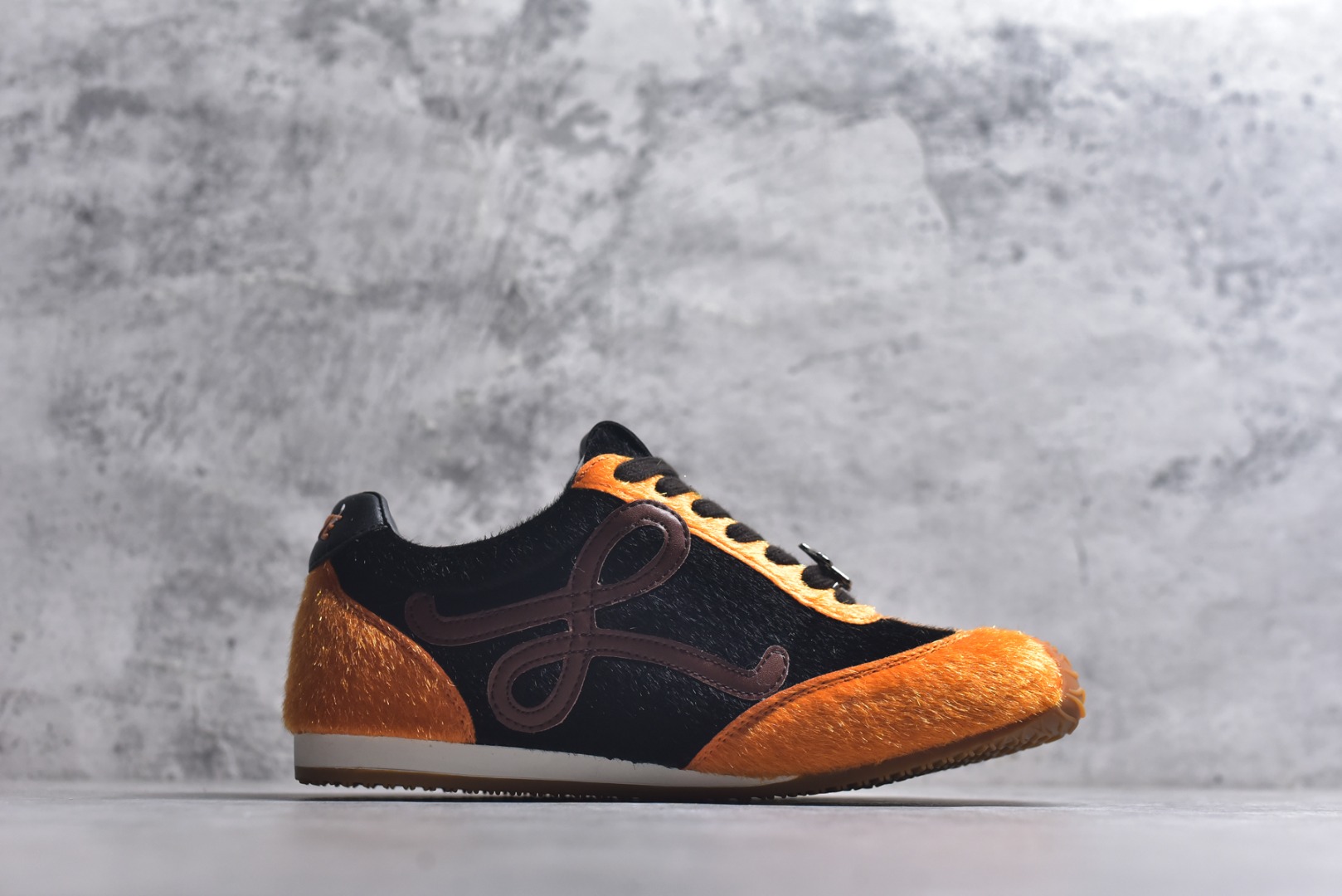 图片[3]-#盒中盒全套配件 实体平台跑量 主打推荐好货 👍 王一博同款 马年限定配色 LOEWE罗意威 x LOUIS WAIN 联名款 Ballet Runner 2.0 #不对称鞋头设计、袜状内部结构，轻盈橡胶外底延伸至鞋头。 #20 毫米鞋跟，附白色和同色系鞋带 #侧面饰有 L 徽标，鞋舌饰有压纹 Anagram，后跟标签饰有注塑橡胶 LOEWE 标志 #升级原楦型开发纸版 #采用反绒牛皮革拼接头层皮饰片鞋面材质 #鞋身原装高密度防刮尼龙面料,极好柔软效果 #双层乳胶缓震鞋垫 #外部搭配轻量EVA缓震组合橡胶防滑片装外底❗️ 尺码：35 36 37 38 39 40 41 42 43 44-选品中心