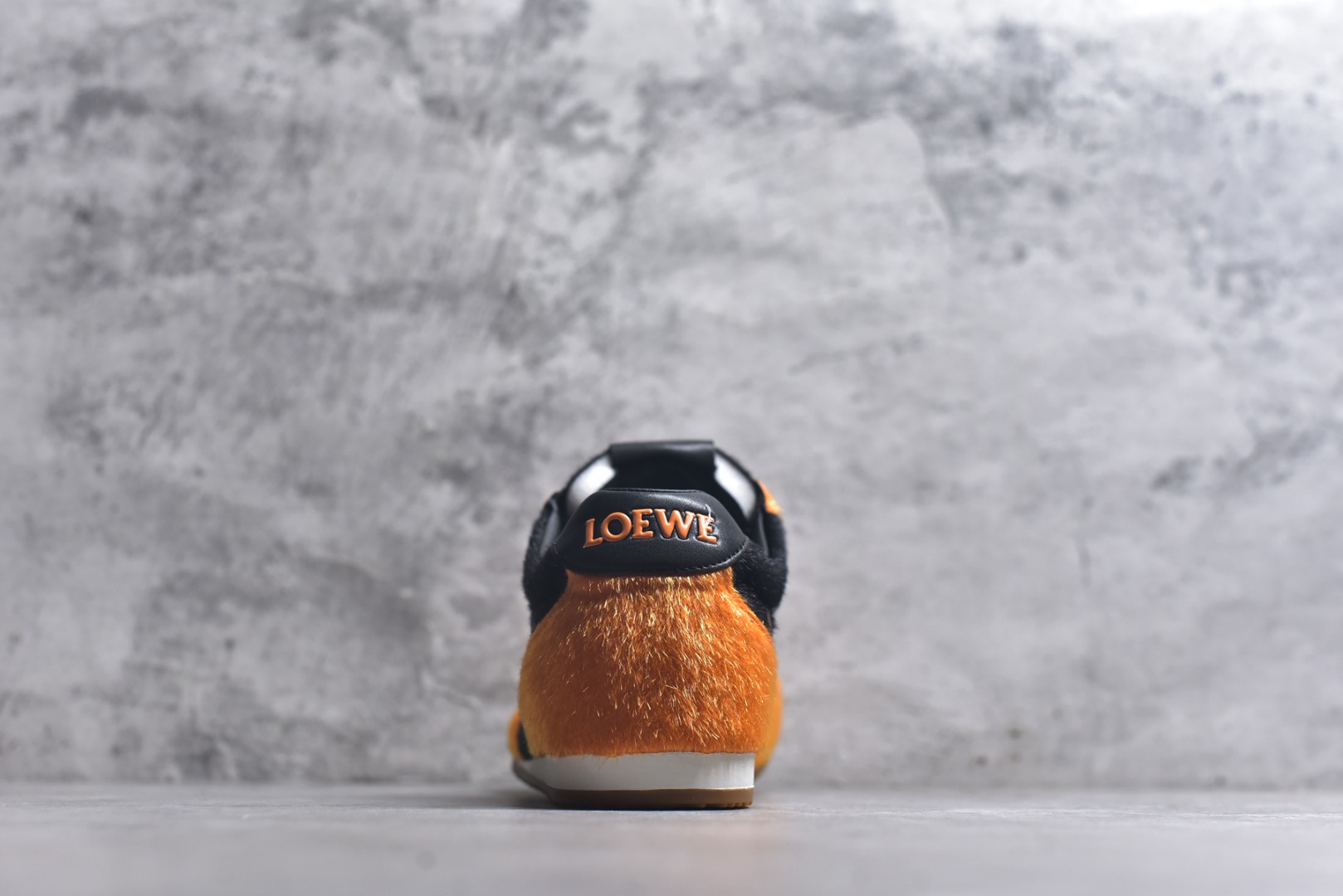 图片[5]-#盒中盒全套配件 实体平台跑量 主打推荐好货 👍 王一博同款 马年限定配色 LOEWE罗意威 x LOUIS WAIN 联名款 Ballet Runner 2.0 #不对称鞋头设计、袜状内部结构，轻盈橡胶外底延伸至鞋头。 #20 毫米鞋跟，附白色和同色系鞋带 #侧面饰有 L 徽标，鞋舌饰有压纹 Anagram，后跟标签饰有注塑橡胶 LOEWE 标志 #升级原楦型开发纸版 #采用反绒牛皮革拼接头层皮饰片鞋面材质 #鞋身原装高密度防刮尼龙面料,极好柔软效果 #双层乳胶缓震鞋垫 #外部搭配轻量EVA缓震组合橡胶防滑片装外底❗️ 尺码：35 36 37 38 39 40 41 42 43 44-选品中心