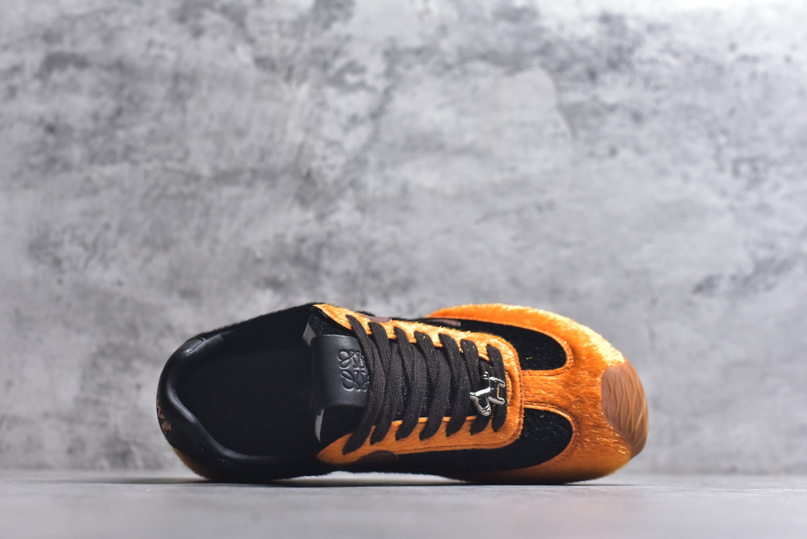 图片[4]-#盒中盒全套配件 实体平台跑量 主打推荐好货 👍 王一博同款 马年限定配色 LOEWE罗意威 x LOUIS WAIN 联名款 Ballet Runner 2.0 #不对称鞋头设计、袜状内部结构，轻盈橡胶外底延伸至鞋头。 #20 毫米鞋跟，附白色和同色系鞋带 #侧面饰有 L 徽标，鞋舌饰有压纹 Anagram，后跟标签饰有注塑橡胶 LOEWE 标志 #升级原楦型开发纸版 #采用反绒牛皮革拼接头层皮饰片鞋面材质 #鞋身原装高密度防刮尼龙面料,极好柔软效果 #双层乳胶缓震鞋垫 #外部搭配轻量EVA缓震组合橡胶防滑片装外底❗️ 尺码：35 36 37 38 39 40 41 42 43 44-选品中心