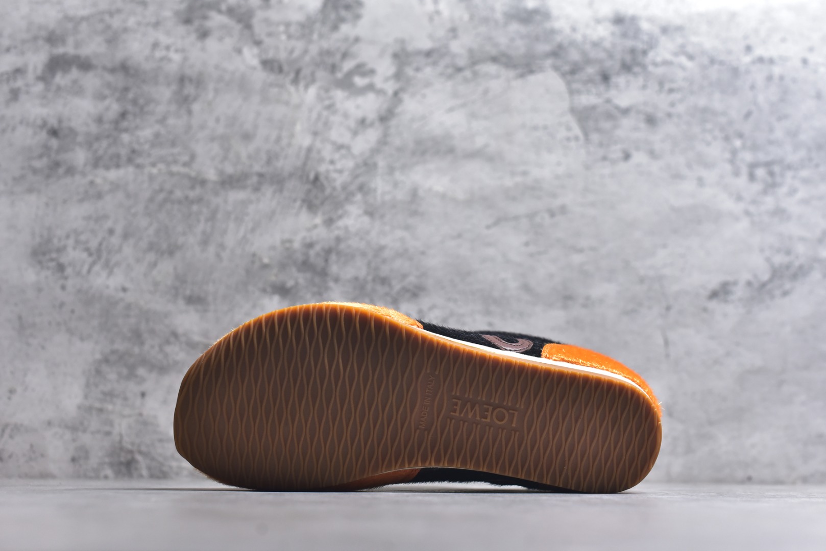 图片[6]-#盒中盒全套配件 实体平台跑量 主打推荐好货 👍 王一博同款 马年限定配色 LOEWE罗意威 x LOUIS WAIN 联名款 Ballet Runner 2.0 #不对称鞋头设计、袜状内部结构，轻盈橡胶外底延伸至鞋头。 #20 毫米鞋跟，附白色和同色系鞋带 #侧面饰有 L 徽标，鞋舌饰有压纹 Anagram，后跟标签饰有注塑橡胶 LOEWE 标志 #升级原楦型开发纸版 #采用反绒牛皮革拼接头层皮饰片鞋面材质 #鞋身原装高密度防刮尼龙面料,极好柔软效果 #双层乳胶缓震鞋垫 #外部搭配轻量EVA缓震组合橡胶防滑片装外底❗️ 尺码：35 36 37 38 39 40 41 42 43 44-选品中心