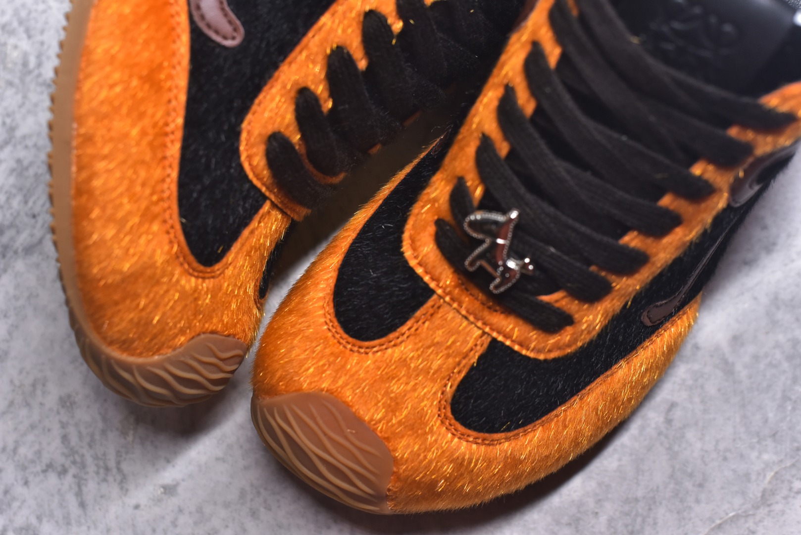 图片[8]-#盒中盒全套配件 实体平台跑量 主打推荐好货 👍 王一博同款 马年限定配色 LOEWE罗意威 x LOUIS WAIN 联名款 Ballet Runner 2.0 #不对称鞋头设计、袜状内部结构，轻盈橡胶外底延伸至鞋头。 #20 毫米鞋跟，附白色和同色系鞋带 #侧面饰有 L 徽标，鞋舌饰有压纹 Anagram，后跟标签饰有注塑橡胶 LOEWE 标志 #升级原楦型开发纸版 #采用反绒牛皮革拼接头层皮饰片鞋面材质 #鞋身原装高密度防刮尼龙面料,极好柔软效果 #双层乳胶缓震鞋垫 #外部搭配轻量EVA缓震组合橡胶防滑片装外底❗️ 尺码：35 36 37 38 39 40 41 42 43 44-选品中心