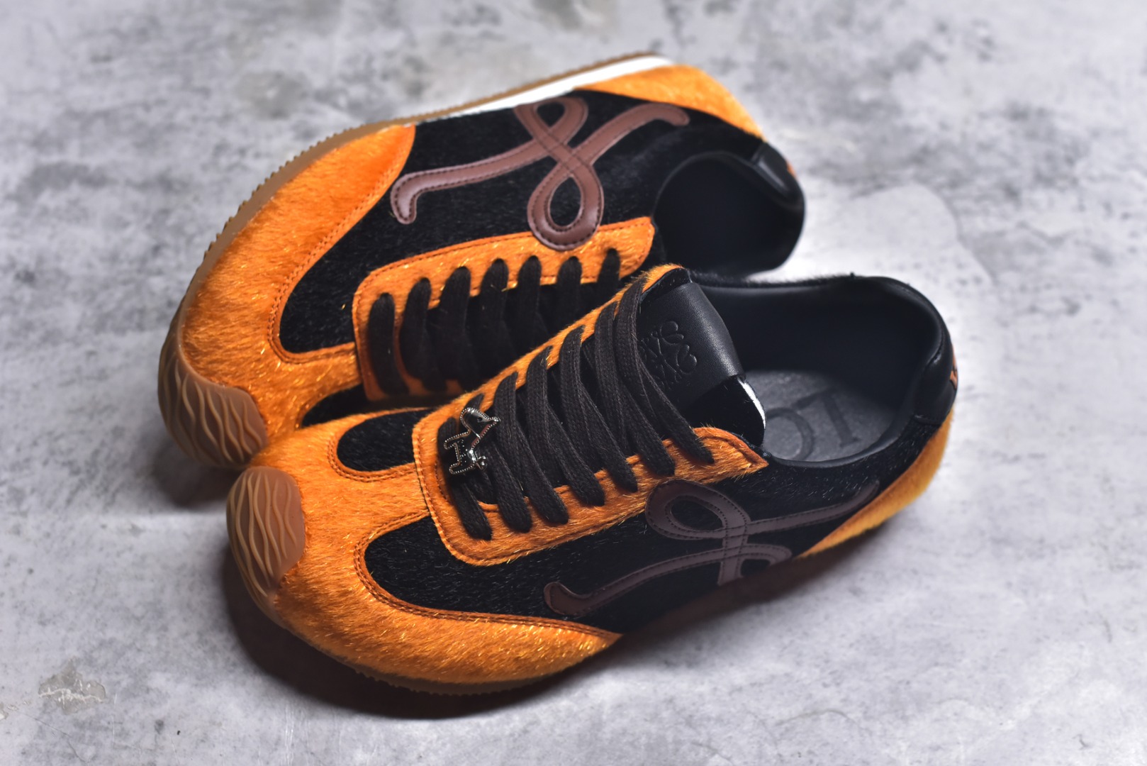 图片[7]-#盒中盒全套配件 实体平台跑量 主打推荐好货 👍 王一博同款 马年限定配色 LOEWE罗意威 x LOUIS WAIN 联名款 Ballet Runner 2.0 #不对称鞋头设计、袜状内部结构，轻盈橡胶外底延伸至鞋头。 #20 毫米鞋跟，附白色和同色系鞋带 #侧面饰有 L 徽标，鞋舌饰有压纹 Anagram，后跟标签饰有注塑橡胶 LOEWE 标志 #升级原楦型开发纸版 #采用反绒牛皮革拼接头层皮饰片鞋面材质 #鞋身原装高密度防刮尼龙面料,极好柔软效果 #双层乳胶缓震鞋垫 #外部搭配轻量EVA缓震组合橡胶防滑片装外底❗️ 尺码：35 36 37 38 39 40 41 42 43 44-选品中心