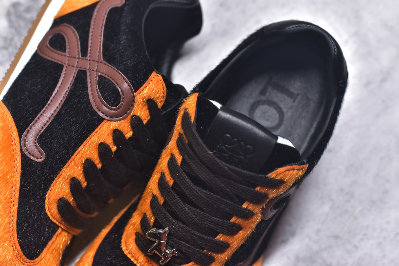 图片[9]-#盒中盒全套配件 实体平台跑量 主打推荐好货 👍 王一博同款 马年限定配色 LOEWE罗意威 x LOUIS WAIN 联名款 Ballet Runner 2.0 #不对称鞋头设计、袜状内部结构，轻盈橡胶外底延伸至鞋头。 #20 毫米鞋跟，附白色和同色系鞋带 #侧面饰有 L 徽标，鞋舌饰有压纹 Anagram，后跟标签饰有注塑橡胶 LOEWE 标志 #升级原楦型开发纸版 #采用反绒牛皮革拼接头层皮饰片鞋面材质 #鞋身原装高密度防刮尼龙面料,极好柔软效果 #双层乳胶缓震鞋垫 #外部搭配轻量EVA缓震组合橡胶防滑片装外底❗️ 尺码：35 36 37 38 39 40 41 42 43 44-选品中心