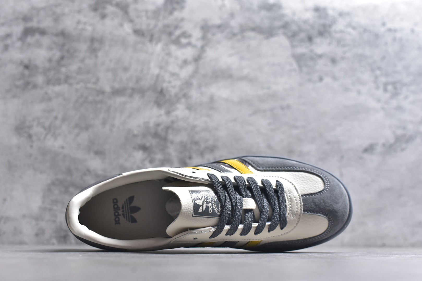 图片[4]-#马年新款海外定制限量发售 Adidas Originals GAZELLE INDOOR“马年联名限定-图腾腰果花”专为 2026 丙午马年打造的限定德训鞋，延续 adidas 经典板鞋版型，软弹中底兼顾支撑性与舒适度，经典三道杠升级为黄黑撞色，在米白帆布与灰色翻毛皮的基底上更具视觉冲击力，鞋身侧部的骏马纹样线条细腻，绒面鞋面柔软亲肤，橡胶防滑大底稳当贴脚 货号：JJ2605 尺码：36 36.5 37.5 38 38.5 39 40 40.5 41 42 42.5 43 44 44.5 45-选品中心