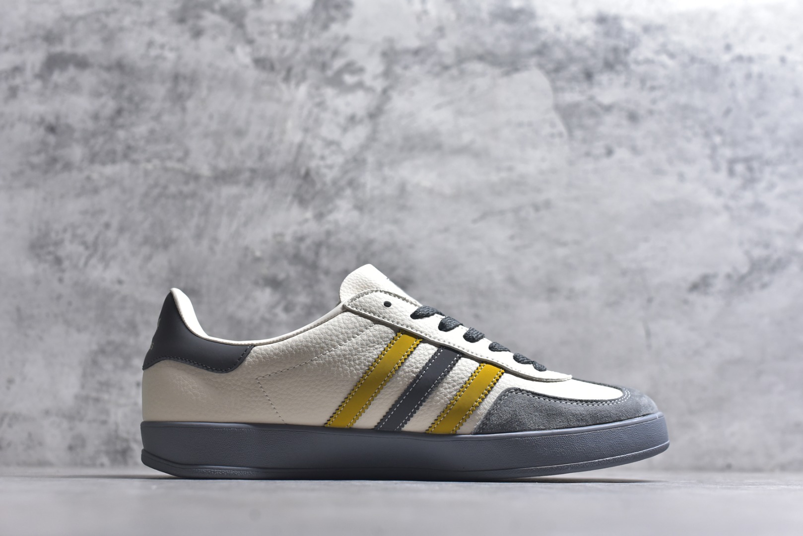 图片[3]-#马年新款海外定制限量发售 Adidas Originals GAZELLE INDOOR“马年联名限定-图腾腰果花”专为 2026 丙午马年打造的限定德训鞋，延续 adidas 经典板鞋版型，软弹中底兼顾支撑性与舒适度，经典三道杠升级为黄黑撞色，在米白帆布与灰色翻毛皮的基底上更具视觉冲击力，鞋身侧部的骏马纹样线条细腻，绒面鞋面柔软亲肤，橡胶防滑大底稳当贴脚 货号：JJ2605 尺码：36 36.5 37.5 38 38.5 39 40 40.5 41 42 42.5 43 44 44.5 45-选品中心