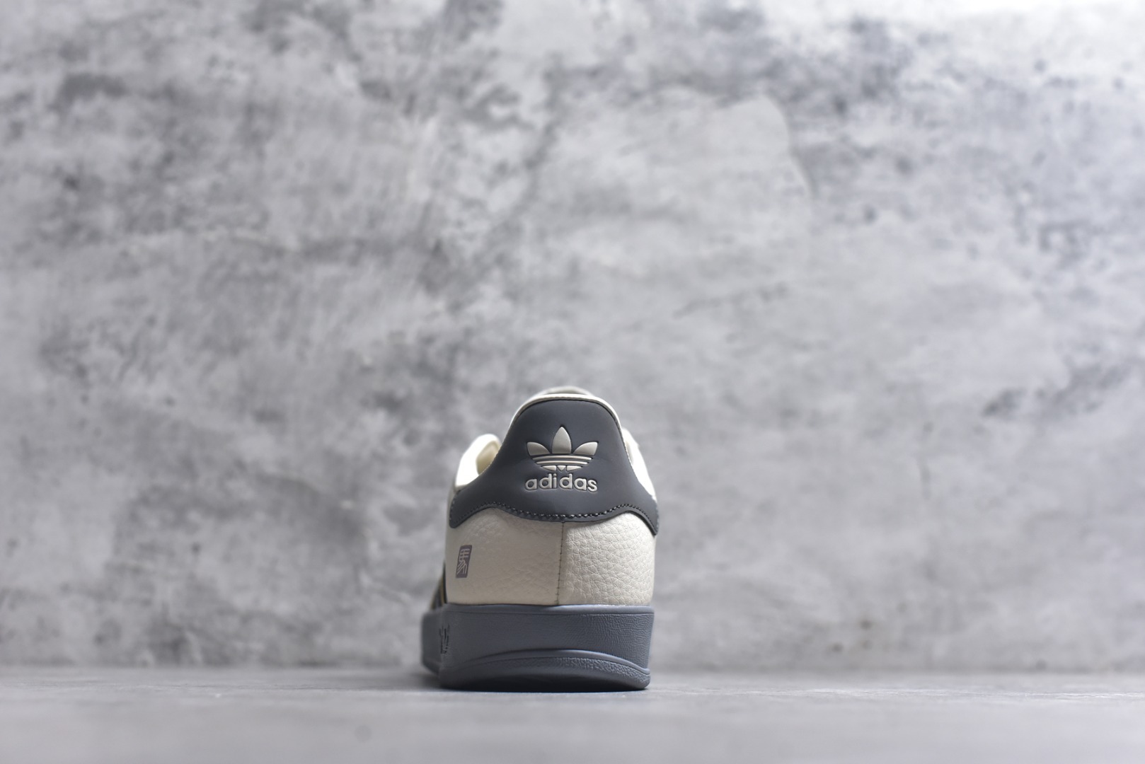 图片[5]-#马年新款海外定制限量发售 Adidas Originals GAZELLE INDOOR“马年联名限定-图腾腰果花”专为 2026 丙午马年打造的限定德训鞋，延续 adidas 经典板鞋版型，软弹中底兼顾支撑性与舒适度，经典三道杠升级为黄黑撞色，在米白帆布与灰色翻毛皮的基底上更具视觉冲击力，鞋身侧部的骏马纹样线条细腻，绒面鞋面柔软亲肤，橡胶防滑大底稳当贴脚 货号：JJ2605 尺码：36 36.5 37.5 38 38.5 39 40 40.5 41 42 42.5 43 44 44.5 45-选品中心