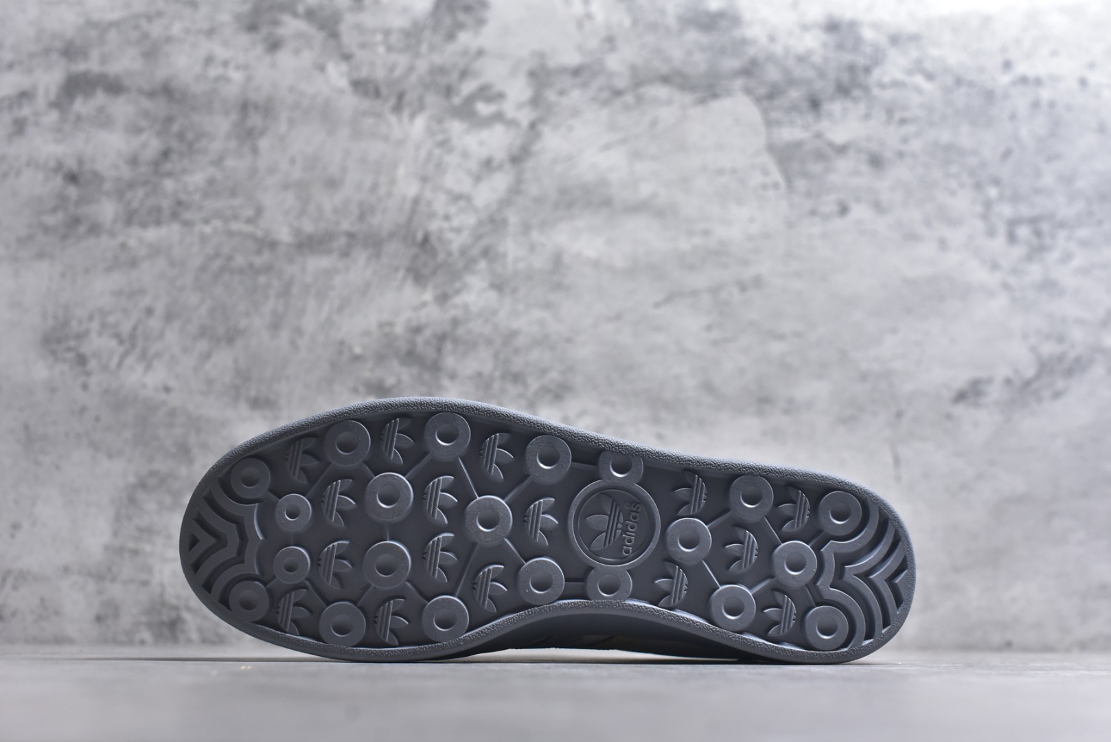 图片[6]-#马年新款海外定制限量发售 Adidas Originals GAZELLE INDOOR“马年联名限定-图腾腰果花”专为 2026 丙午马年打造的限定德训鞋，延续 adidas 经典板鞋版型，软弹中底兼顾支撑性与舒适度，经典三道杠升级为黄黑撞色，在米白帆布与灰色翻毛皮的基底上更具视觉冲击力，鞋身侧部的骏马纹样线条细腻，绒面鞋面柔软亲肤，橡胶防滑大底稳当贴脚 货号：JJ2605 尺码：36 36.5 37.5 38 38.5 39 40 40.5 41 42 42.5 43 44 44.5 45-选品中心