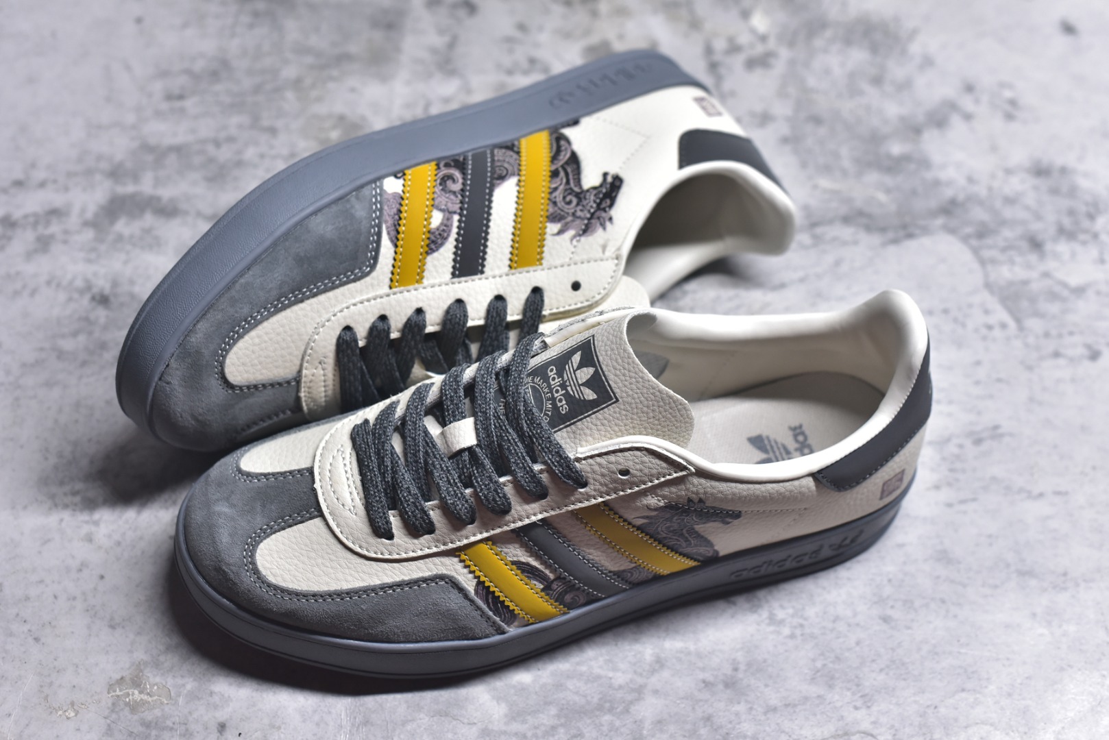 图片[7]-#马年新款海外定制限量发售 Adidas Originals GAZELLE INDOOR“马年联名限定-图腾腰果花”专为 2026 丙午马年打造的限定德训鞋，延续 adidas 经典板鞋版型，软弹中底兼顾支撑性与舒适度，经典三道杠升级为黄黑撞色，在米白帆布与灰色翻毛皮的基底上更具视觉冲击力，鞋身侧部的骏马纹样线条细腻，绒面鞋面柔软亲肤，橡胶防滑大底稳当贴脚 货号：JJ2605 尺码：36 36.5 37.5 38 38.5 39 40 40.5 41 42 42.5 43 44 44.5 45-选品中心