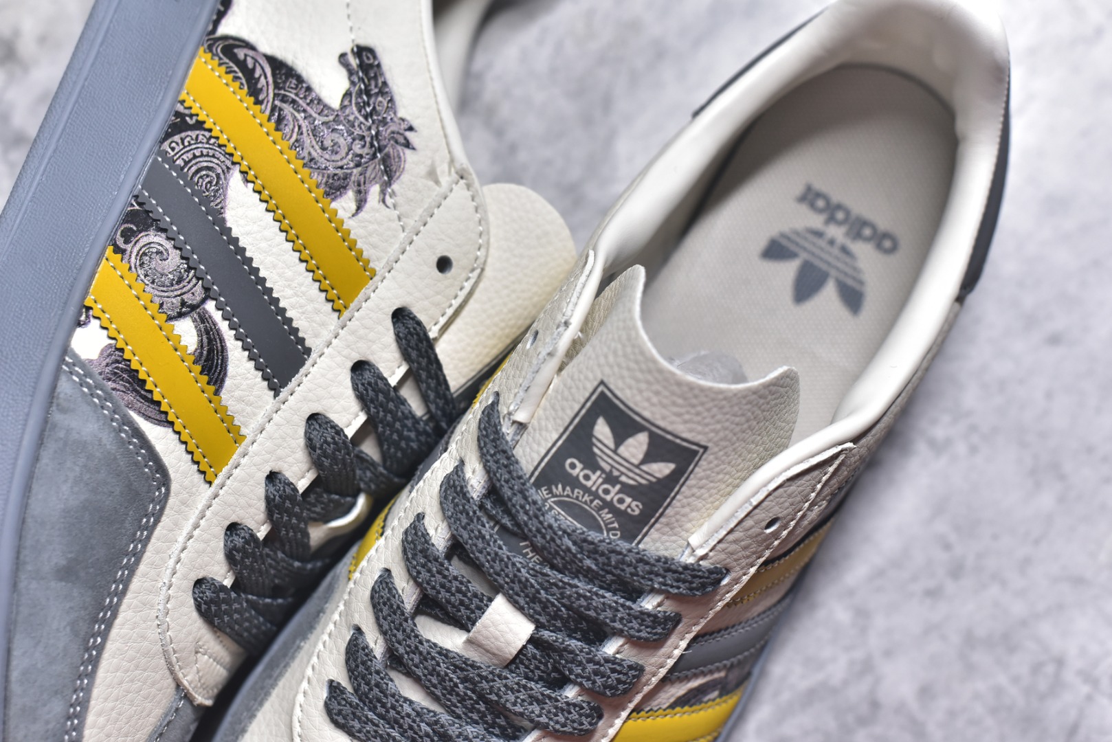 图片[9]-#马年新款海外定制限量发售 Adidas Originals GAZELLE INDOOR“马年联名限定-图腾腰果花”专为 2026 丙午马年打造的限定德训鞋，延续 adidas 经典板鞋版型，软弹中底兼顾支撑性与舒适度，经典三道杠升级为黄黑撞色，在米白帆布与灰色翻毛皮的基底上更具视觉冲击力，鞋身侧部的骏马纹样线条细腻，绒面鞋面柔软亲肤，橡胶防滑大底稳当贴脚 货号：JJ2605 尺码：36 36.5 37.5 38 38.5 39 40 40.5 41 42 42.5 43 44 44.5 45-选品中心