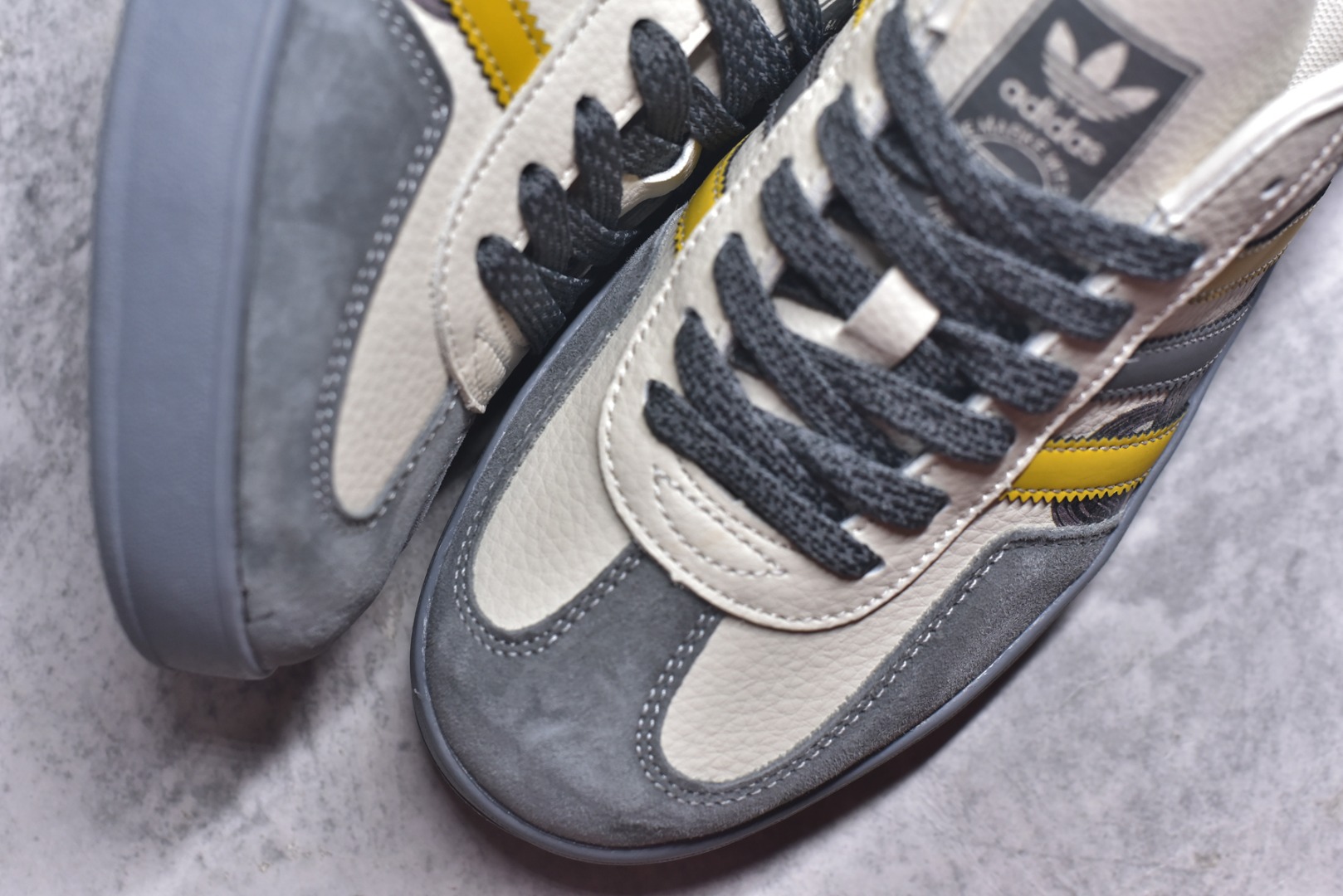 图片[8]-#马年新款海外定制限量发售 Adidas Originals GAZELLE INDOOR“马年联名限定-图腾腰果花”专为 2026 丙午马年打造的限定德训鞋，延续 adidas 经典板鞋版型，软弹中底兼顾支撑性与舒适度，经典三道杠升级为黄黑撞色，在米白帆布与灰色翻毛皮的基底上更具视觉冲击力，鞋身侧部的骏马纹样线条细腻，绒面鞋面柔软亲肤，橡胶防滑大底稳当贴脚 货号：JJ2605 尺码：36 36.5 37.5 38 38.5 39 40 40.5 41 42 42.5 43 44 44.5 45-选品中心