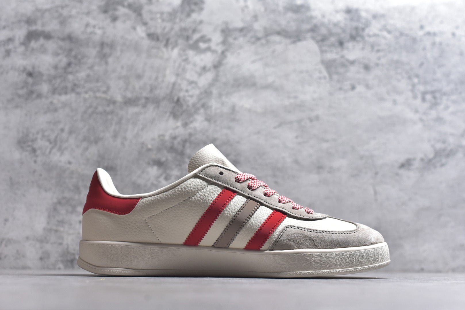 图片[3]-#马年新款海外定制限量发售 Adidas Originals GAZELLE INDOOR“马年联名限定-白红”专为 2026 丙午马年打造的限定德训鞋，延续 adidas 经典板鞋版型，软弹中底兼顾支撑性与舒适度，鞋身点缀骏马剪影刺绣，后跟醒目红色2026标识，经典三道杠升级为红白棕撞色织带，绒面鞋面柔软亲肤，橡胶防滑大底稳当贴脚 货号：LX0905 尺码：36 36.5 37.5 38 38.5 39 40 40.5 41 42 42.5 43 44 44.5 45-选品中心