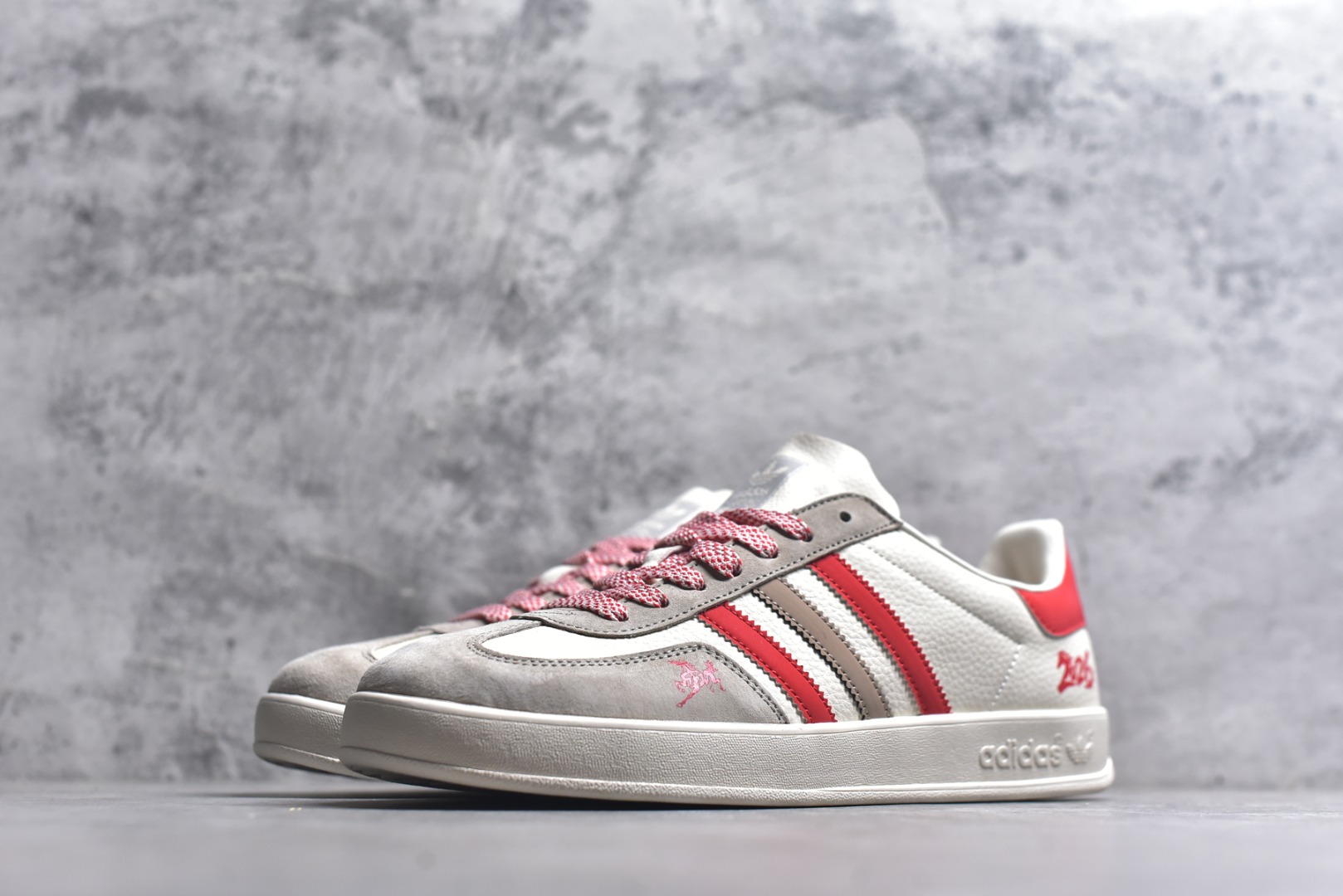 图片[2]-#马年新款海外定制限量发售 Adidas Originals GAZELLE INDOOR“马年联名限定-白红”专为 2026 丙午马年打造的限定德训鞋，延续 adidas 经典板鞋版型，软弹中底兼顾支撑性与舒适度，鞋身点缀骏马剪影刺绣，后跟醒目红色2026标识，经典三道杠升级为红白棕撞色织带，绒面鞋面柔软亲肤，橡胶防滑大底稳当贴脚 货号：LX0905 尺码：36 36.5 37.5 38 38.5 39 40 40.5 41 42 42.5 43 44 44.5 45-选品中心
