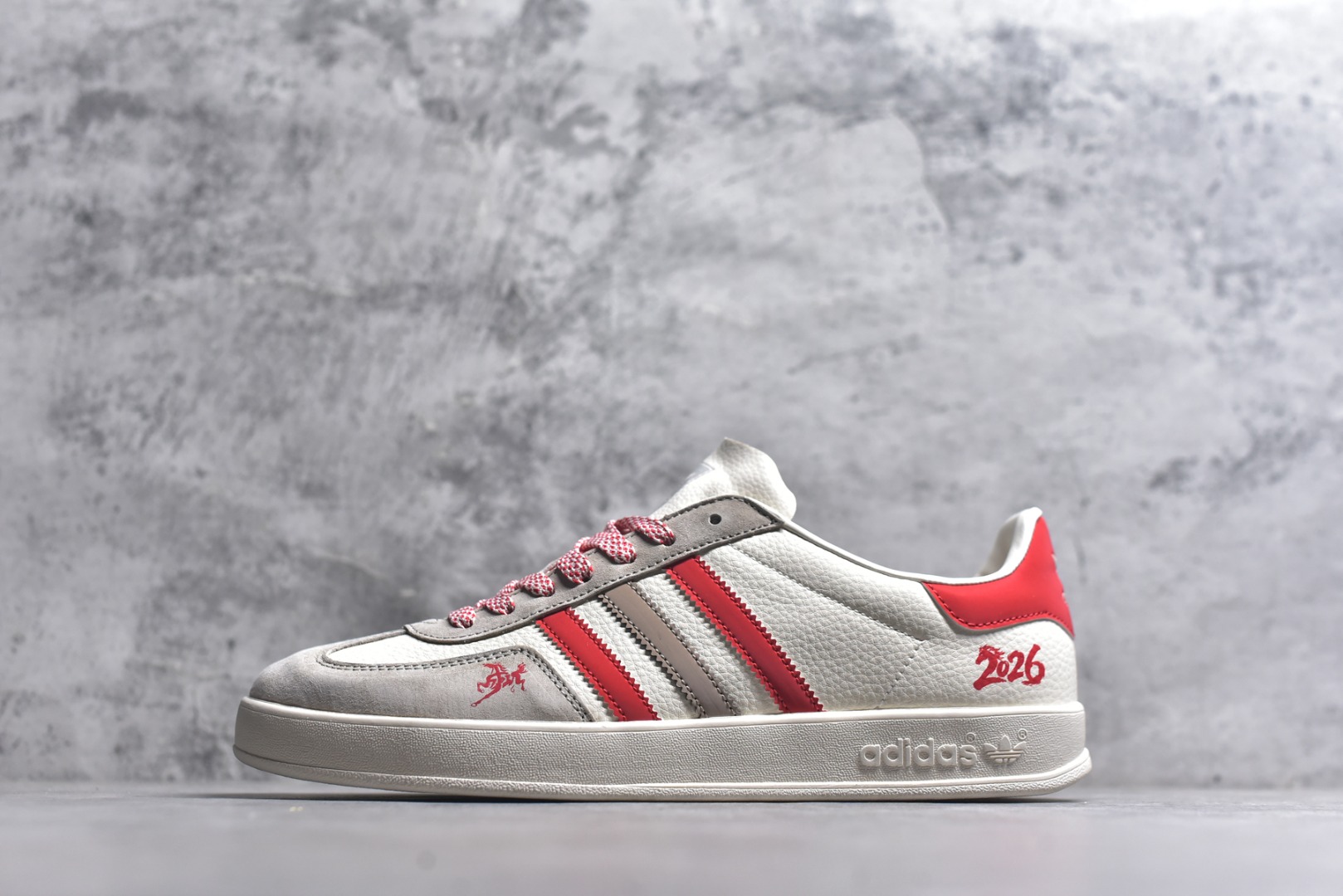 #马年新款海外定制限量发售 Adidas Originals GAZELLE INDOOR“马年联名限定-白红”专为 2026 丙午马年打造的限定德训鞋，延续 adidas 经典板鞋版型，软弹中底兼顾支撑性与舒适度，鞋身点缀骏马剪影刺绣，后跟醒目红色2026标识，经典三道杠升级为红白棕撞色织带，绒面鞋面柔软亲肤，橡胶防滑大底稳当贴脚 货号：LX0905 尺码：36 36.5 37.5 38 38.5 39 40 40.5 41 42 42.5 43 44 44.5 45-选品中心