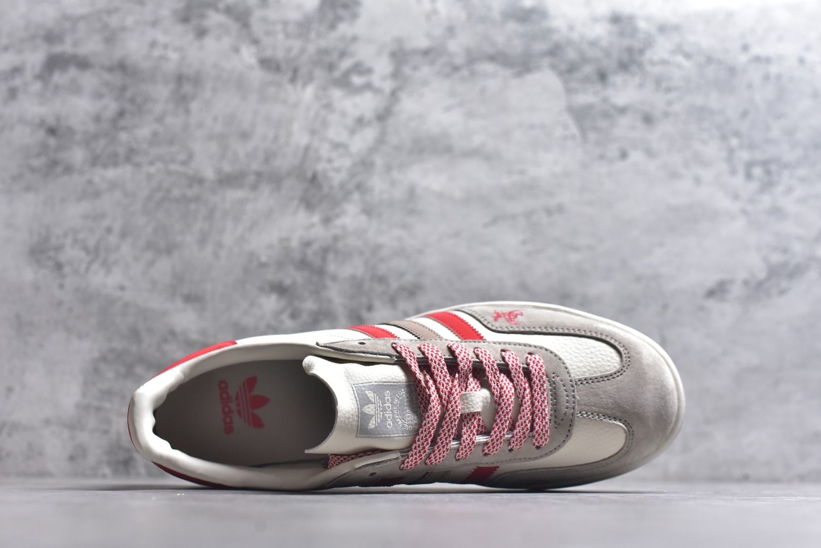 图片[4]-#马年新款海外定制限量发售 Adidas Originals GAZELLE INDOOR“马年联名限定-白红”专为 2026 丙午马年打造的限定德训鞋，延续 adidas 经典板鞋版型，软弹中底兼顾支撑性与舒适度，鞋身点缀骏马剪影刺绣，后跟醒目红色2026标识，经典三道杠升级为红白棕撞色织带，绒面鞋面柔软亲肤，橡胶防滑大底稳当贴脚 货号：LX0905 尺码：36 36.5 37.5 38 38.5 39 40 40.5 41 42 42.5 43 44 44.5 45-选品中心