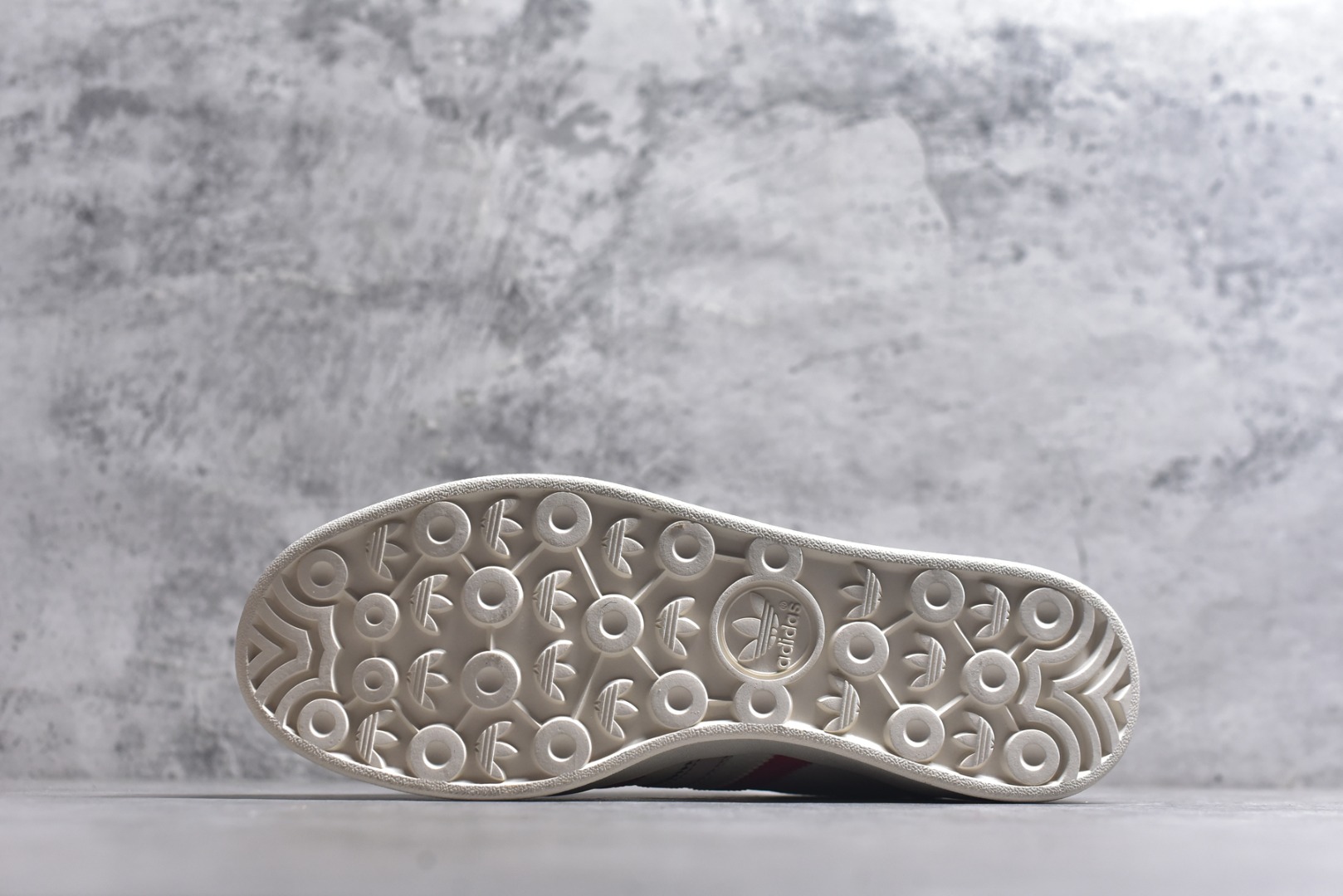 图片[6]-#马年新款海外定制限量发售 Adidas Originals GAZELLE INDOOR“马年联名限定-白红”专为 2026 丙午马年打造的限定德训鞋，延续 adidas 经典板鞋版型，软弹中底兼顾支撑性与舒适度，鞋身点缀骏马剪影刺绣，后跟醒目红色2026标识，经典三道杠升级为红白棕撞色织带，绒面鞋面柔软亲肤，橡胶防滑大底稳当贴脚 货号：LX0905 尺码：36 36.5 37.5 38 38.5 39 40 40.5 41 42 42.5 43 44 44.5 45-选品中心