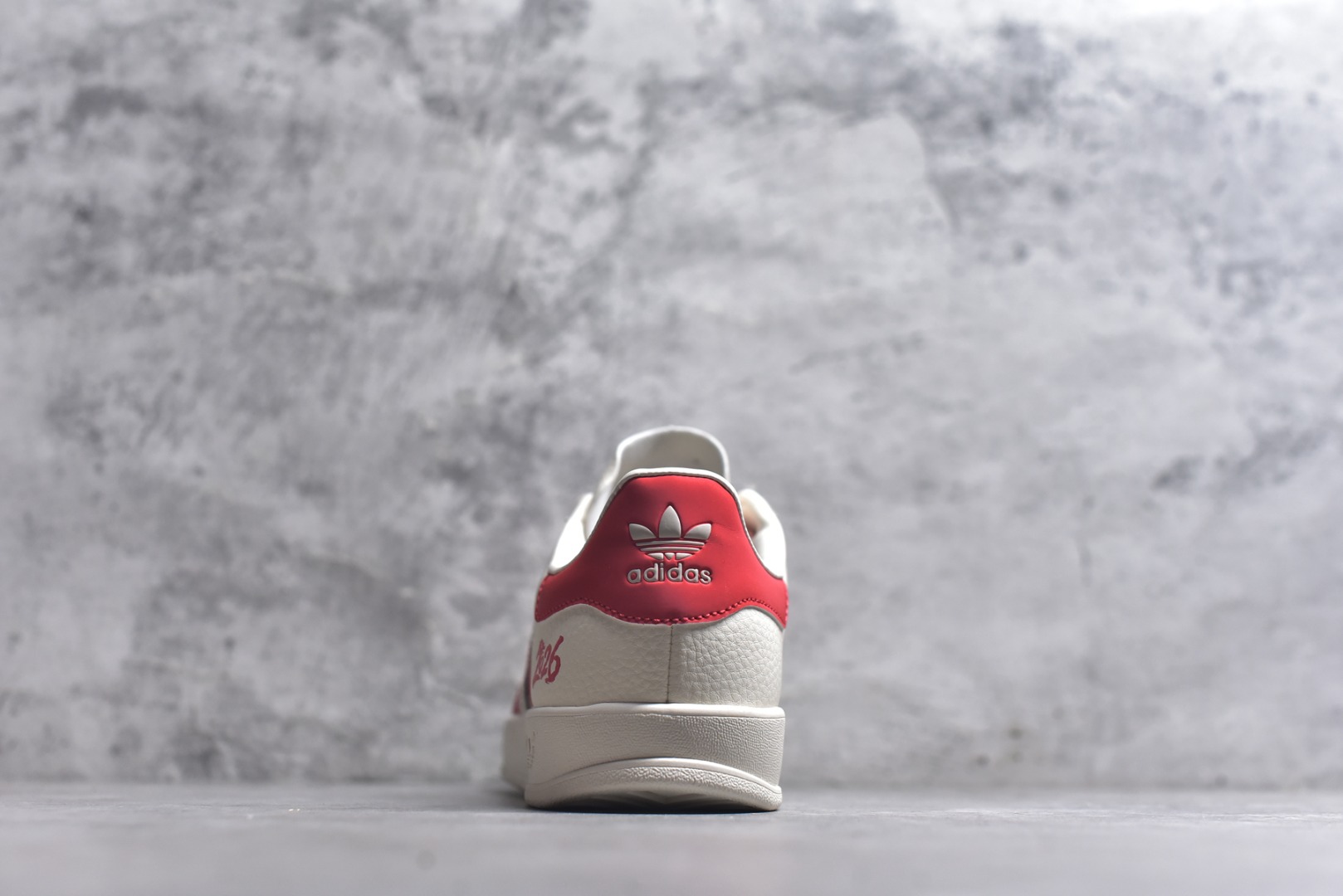 图片[5]-#马年新款海外定制限量发售 Adidas Originals GAZELLE INDOOR“马年联名限定-白红”专为 2026 丙午马年打造的限定德训鞋，延续 adidas 经典板鞋版型，软弹中底兼顾支撑性与舒适度，鞋身点缀骏马剪影刺绣，后跟醒目红色2026标识，经典三道杠升级为红白棕撞色织带，绒面鞋面柔软亲肤，橡胶防滑大底稳当贴脚 货号：LX0905 尺码：36 36.5 37.5 38 38.5 39 40 40.5 41 42 42.5 43 44 44.5 45-选品中心