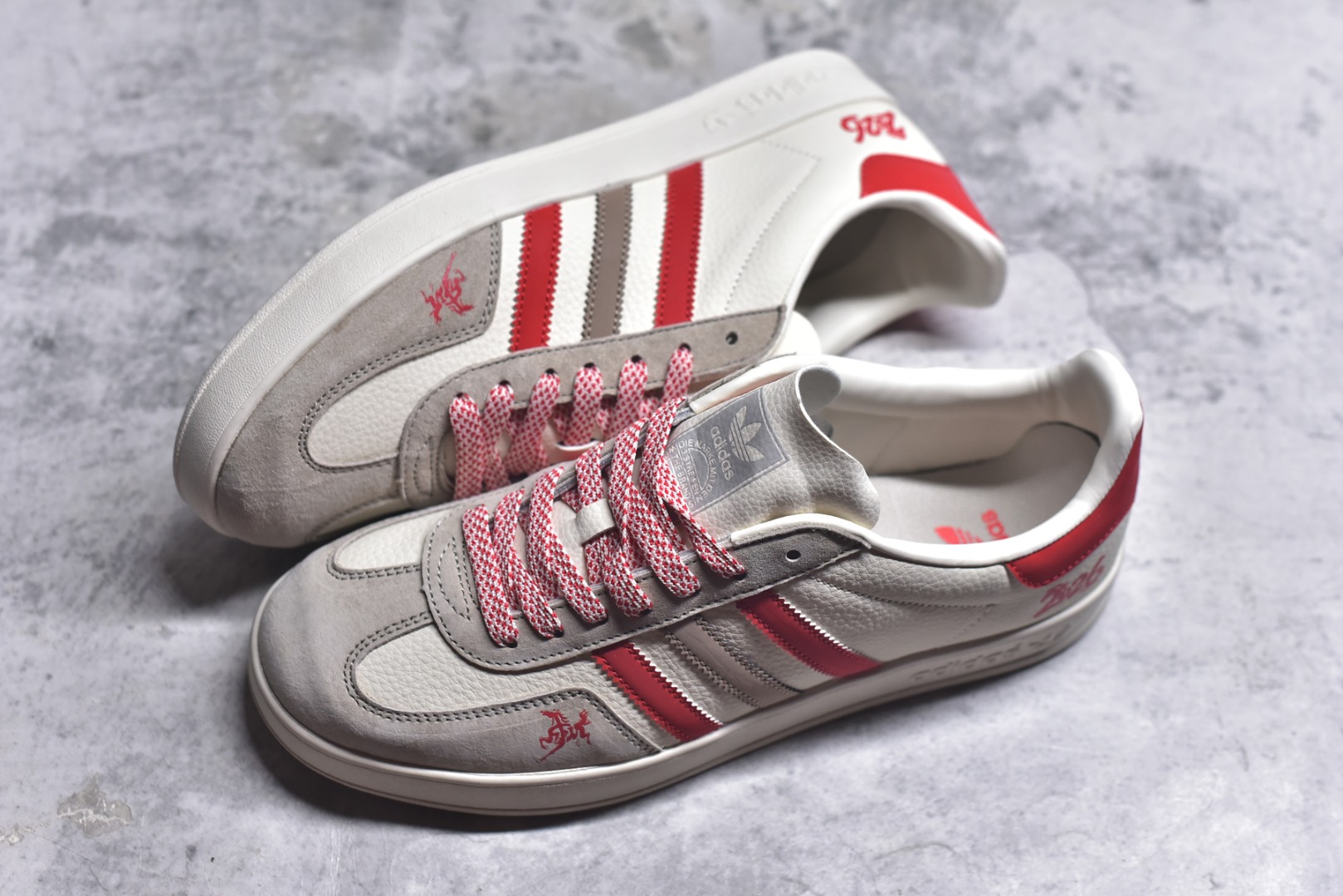 图片[7]-#马年新款海外定制限量发售 Adidas Originals GAZELLE INDOOR“马年联名限定-白红”专为 2026 丙午马年打造的限定德训鞋，延续 adidas 经典板鞋版型，软弹中底兼顾支撑性与舒适度，鞋身点缀骏马剪影刺绣，后跟醒目红色2026标识，经典三道杠升级为红白棕撞色织带，绒面鞋面柔软亲肤，橡胶防滑大底稳当贴脚 货号：LX0905 尺码：36 36.5 37.5 38 38.5 39 40 40.5 41 42 42.5 43 44 44.5 45-选品中心