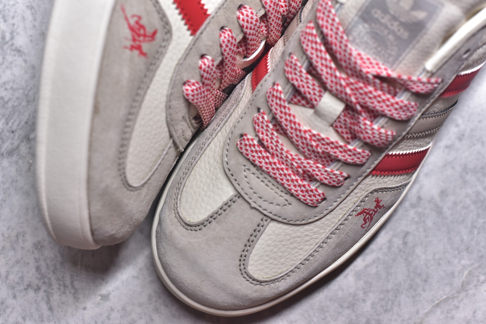 图片[8]-#马年新款海外定制限量发售 Adidas Originals GAZELLE INDOOR“马年联名限定-白红”专为 2026 丙午马年打造的限定德训鞋，延续 adidas 经典板鞋版型，软弹中底兼顾支撑性与舒适度，鞋身点缀骏马剪影刺绣，后跟醒目红色2026标识，经典三道杠升级为红白棕撞色织带，绒面鞋面柔软亲肤，橡胶防滑大底稳当贴脚 货号：LX0905 尺码：36 36.5 37.5 38 38.5 39 40 40.5 41 42 42.5 43 44 44.5 45-选品中心