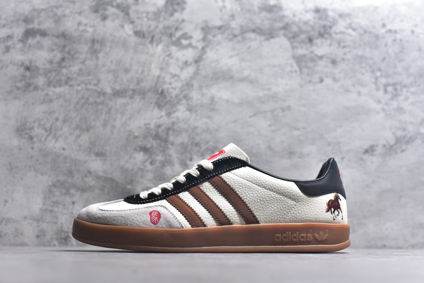 #马年新款海外定制限量发售 Adidas Originals GAZELLE INDOOR“马年联名限定-焦糖棕”专为 2026 丙午马年打造的限定德训鞋，延续 adidas 经典板鞋版型，软弹中底兼顾支撑性与舒适度，鞋身侧面的写实骏马印花线条灵动，米白帆布基底 + 焦糖棕三道杠 + 亮黑鞋尾，荔枝皮鞋面柔软亲肤，橡胶防滑大底稳当贴脚 货号：LX0904 尺码：36 36.5 37.5 38 38.5 39 40 40.5 41 42 42.5 43 44 44.5 45-选品中心