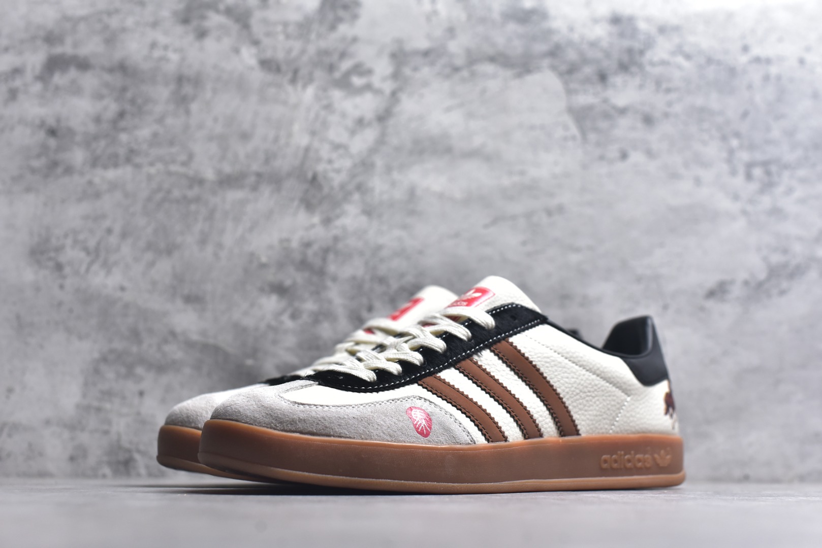 图片[2]-#马年新款海外定制限量发售 Adidas Originals GAZELLE INDOOR“马年联名限定-焦糖棕”专为 2026 丙午马年打造的限定德训鞋，延续 adidas 经典板鞋版型，软弹中底兼顾支撑性与舒适度，鞋身侧面的写实骏马印花线条灵动，米白帆布基底 + 焦糖棕三道杠 + 亮黑鞋尾，荔枝皮鞋面柔软亲肤，橡胶防滑大底稳当贴脚 货号：LX0904 尺码：36 36.5 37.5 38 38.5 39 40 40.5 41 42 42.5 43 44 44.5 45-选品中心