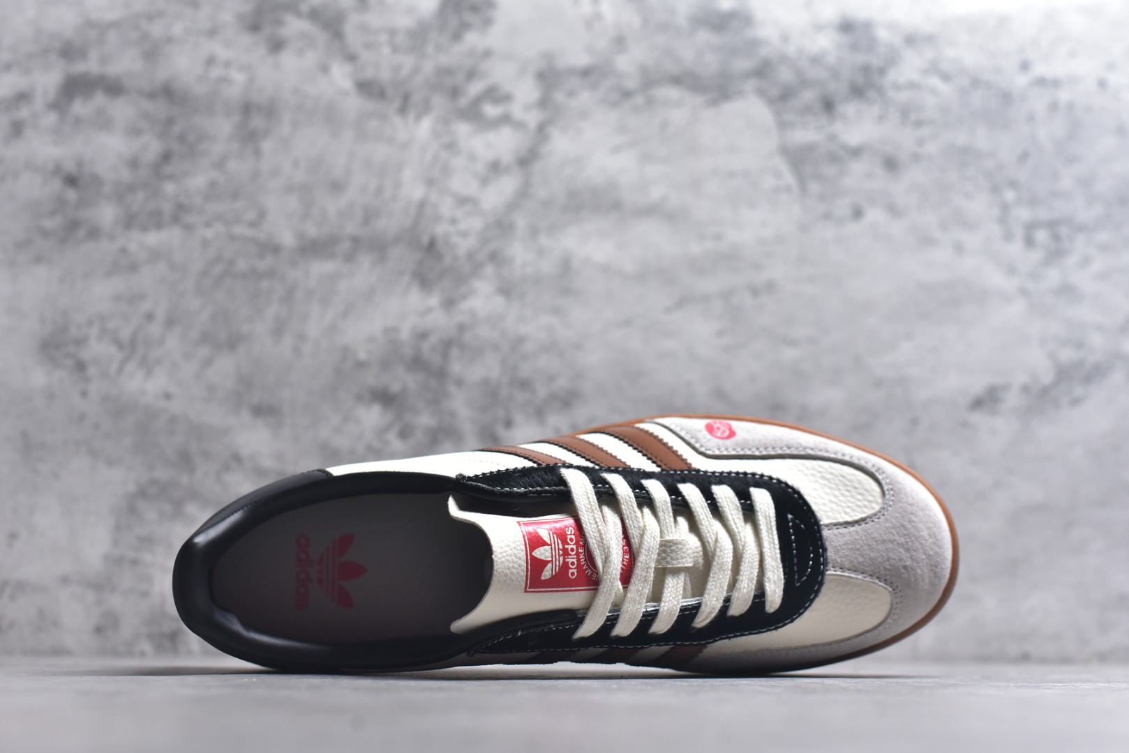 图片[4]-#马年新款海外定制限量发售 Adidas Originals GAZELLE INDOOR“马年联名限定-焦糖棕”专为 2026 丙午马年打造的限定德训鞋，延续 adidas 经典板鞋版型，软弹中底兼顾支撑性与舒适度，鞋身侧面的写实骏马印花线条灵动，米白帆布基底 + 焦糖棕三道杠 + 亮黑鞋尾，荔枝皮鞋面柔软亲肤，橡胶防滑大底稳当贴脚 货号：LX0904 尺码：36 36.5 37.5 38 38.5 39 40 40.5 41 42 42.5 43 44 44.5 45-选品中心