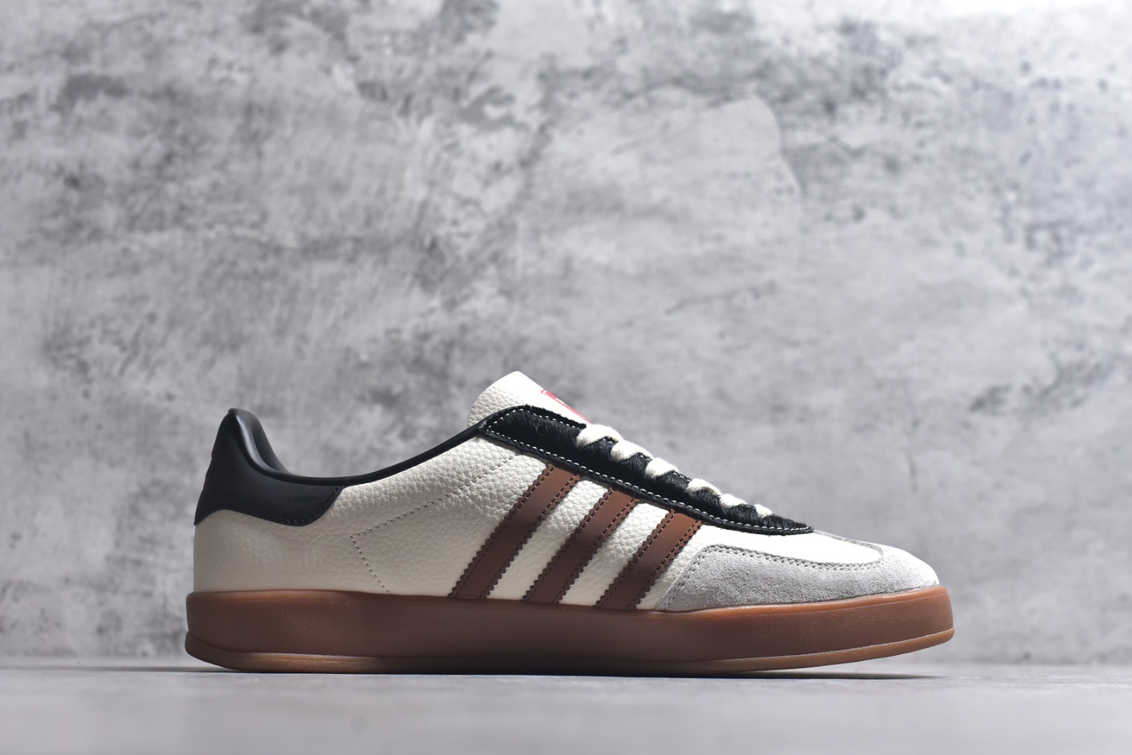 图片[3]-#马年新款海外定制限量发售 Adidas Originals GAZELLE INDOOR“马年联名限定-焦糖棕”专为 2026 丙午马年打造的限定德训鞋，延续 adidas 经典板鞋版型，软弹中底兼顾支撑性与舒适度，鞋身侧面的写实骏马印花线条灵动，米白帆布基底 + 焦糖棕三道杠 + 亮黑鞋尾，荔枝皮鞋面柔软亲肤，橡胶防滑大底稳当贴脚 货号：LX0904 尺码：36 36.5 37.5 38 38.5 39 40 40.5 41 42 42.5 43 44 44.5 45-选品中心