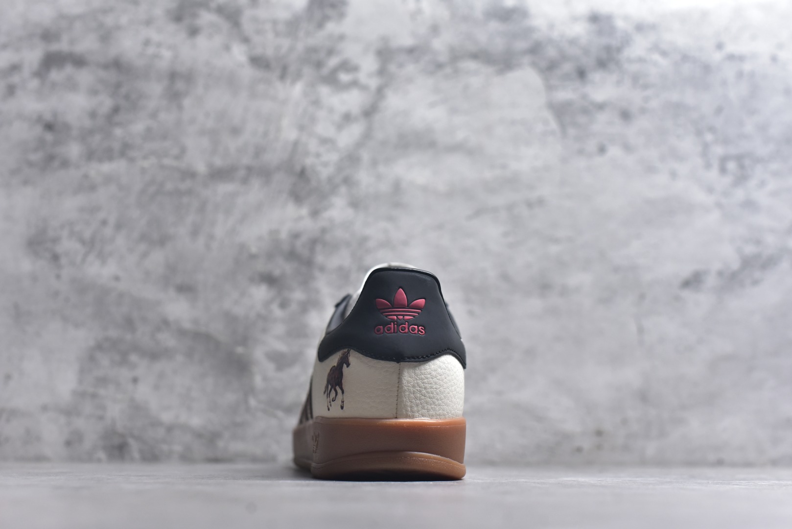 图片[5]-#马年新款海外定制限量发售 Adidas Originals GAZELLE INDOOR“马年联名限定-焦糖棕”专为 2026 丙午马年打造的限定德训鞋，延续 adidas 经典板鞋版型，软弹中底兼顾支撑性与舒适度，鞋身侧面的写实骏马印花线条灵动，米白帆布基底 + 焦糖棕三道杠 + 亮黑鞋尾，荔枝皮鞋面柔软亲肤，橡胶防滑大底稳当贴脚 货号：LX0904 尺码：36 36.5 37.5 38 38.5 39 40 40.5 41 42 42.5 43 44 44.5 45-选品中心