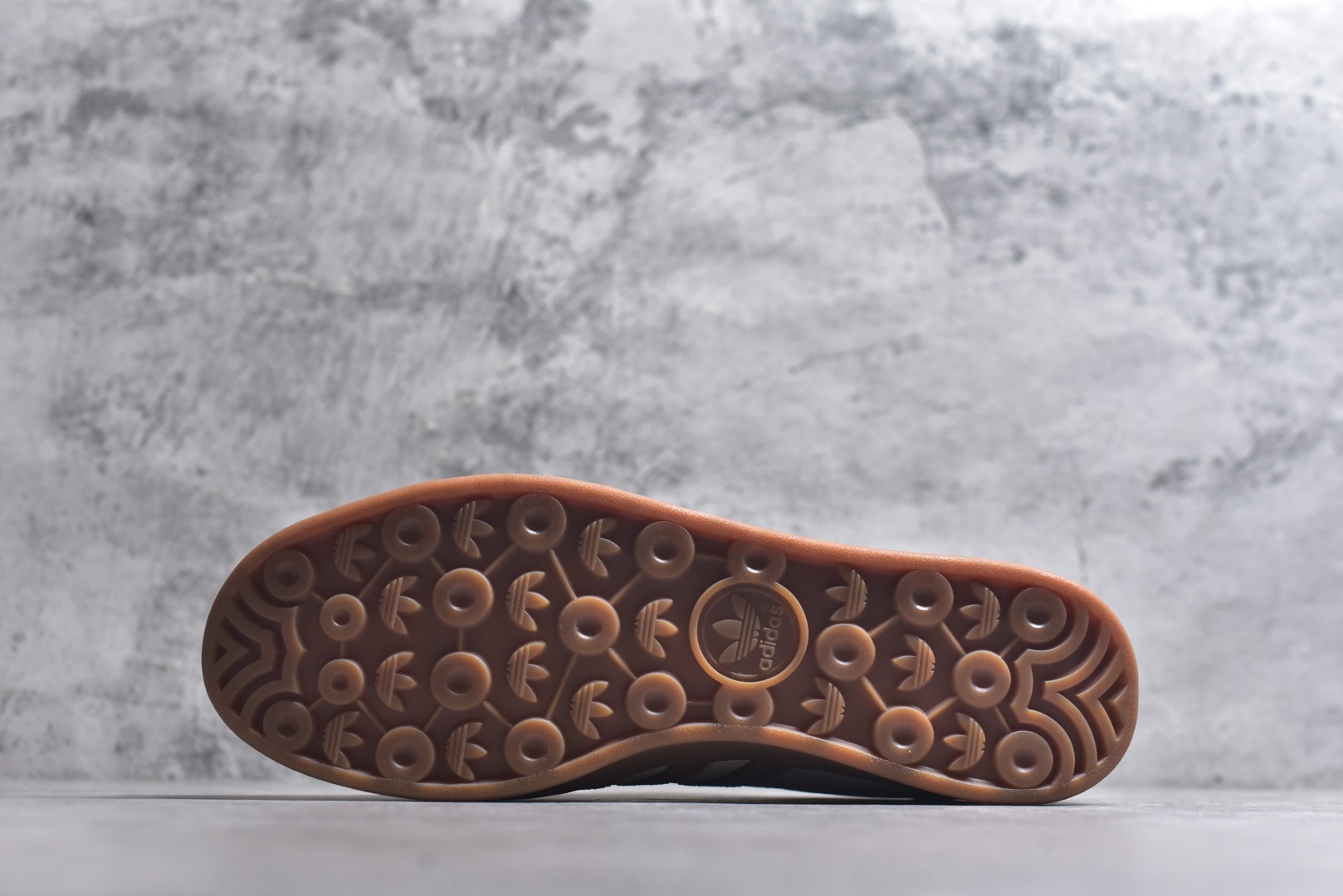 图片[6]-#马年新款海外定制限量发售 Adidas Originals GAZELLE INDOOR“马年联名限定-焦糖棕”专为 2026 丙午马年打造的限定德训鞋，延续 adidas 经典板鞋版型，软弹中底兼顾支撑性与舒适度，鞋身侧面的写实骏马印花线条灵动，米白帆布基底 + 焦糖棕三道杠 + 亮黑鞋尾，荔枝皮鞋面柔软亲肤，橡胶防滑大底稳当贴脚 货号：LX0904 尺码：36 36.5 37.5 38 38.5 39 40 40.5 41 42 42.5 43 44 44.5 45-选品中心