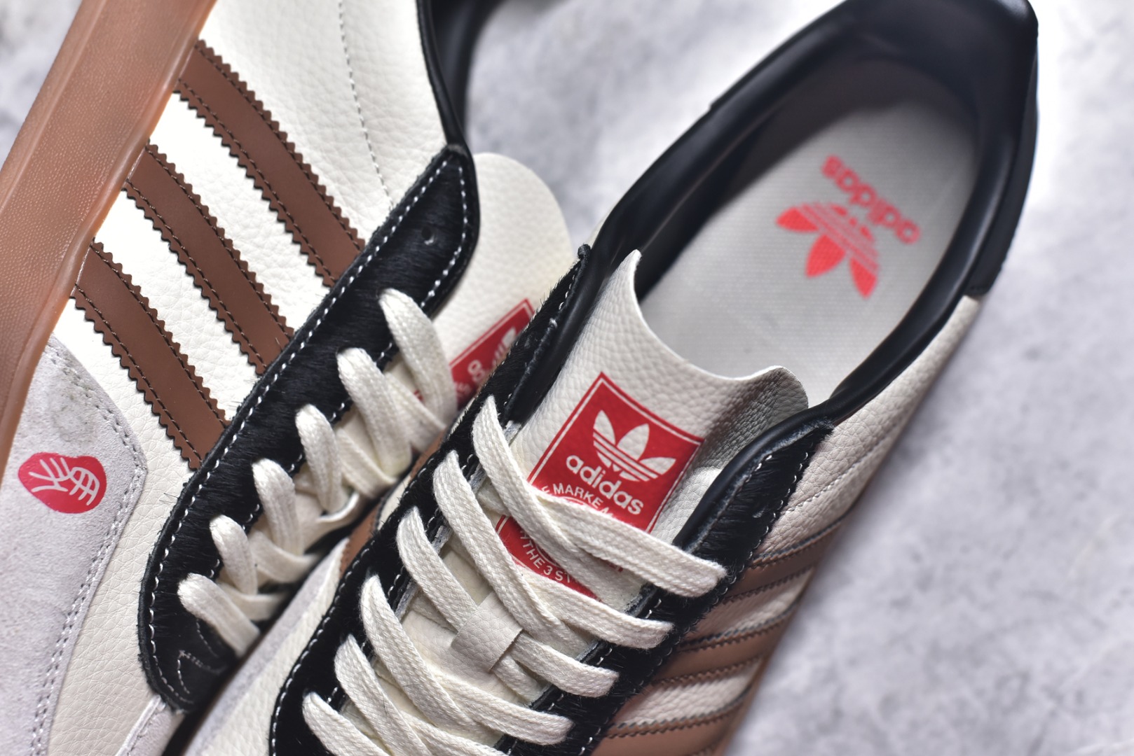 图片[9]-#马年新款海外定制限量发售 Adidas Originals GAZELLE INDOOR“马年联名限定-焦糖棕”专为 2026 丙午马年打造的限定德训鞋，延续 adidas 经典板鞋版型，软弹中底兼顾支撑性与舒适度，鞋身侧面的写实骏马印花线条灵动，米白帆布基底 + 焦糖棕三道杠 + 亮黑鞋尾，荔枝皮鞋面柔软亲肤，橡胶防滑大底稳当贴脚 货号：LX0904 尺码：36 36.5 37.5 38 38.5 39 40 40.5 41 42 42.5 43 44 44.5 45-选品中心