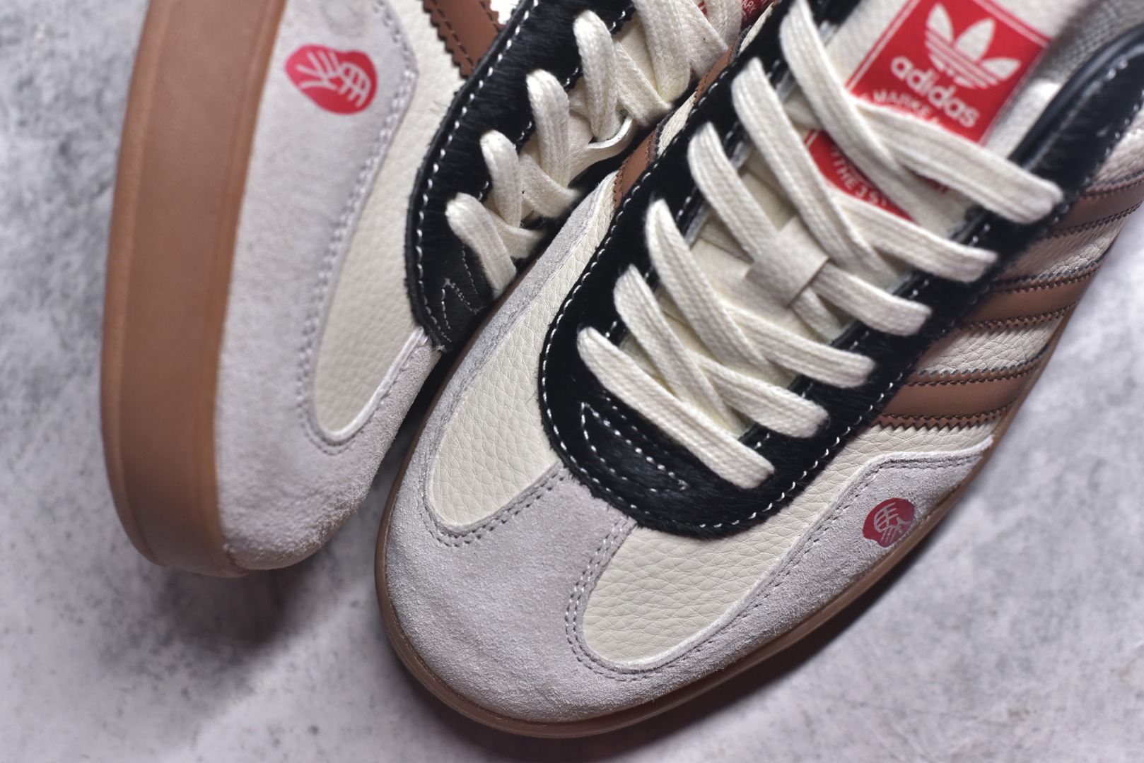 图片[8]-#马年新款海外定制限量发售 Adidas Originals GAZELLE INDOOR“马年联名限定-焦糖棕”专为 2026 丙午马年打造的限定德训鞋，延续 adidas 经典板鞋版型，软弹中底兼顾支撑性与舒适度，鞋身侧面的写实骏马印花线条灵动，米白帆布基底 + 焦糖棕三道杠 + 亮黑鞋尾，荔枝皮鞋面柔软亲肤，橡胶防滑大底稳当贴脚 货号：LX0904 尺码：36 36.5 37.5 38 38.5 39 40 40.5 41 42 42.5 43 44 44.5 45-选品中心