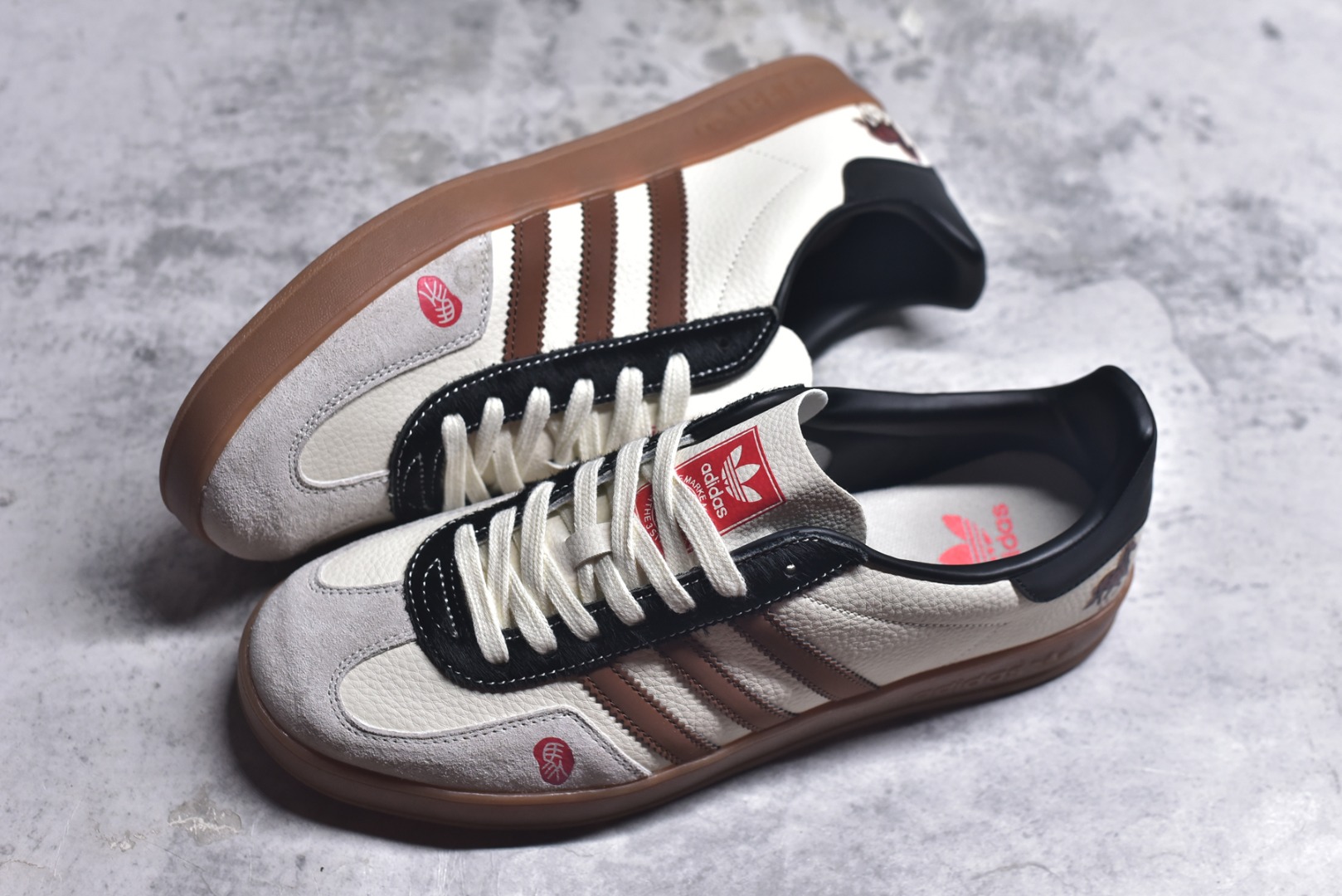 图片[7]-#马年新款海外定制限量发售 Adidas Originals GAZELLE INDOOR“马年联名限定-焦糖棕”专为 2026 丙午马年打造的限定德训鞋，延续 adidas 经典板鞋版型，软弹中底兼顾支撑性与舒适度，鞋身侧面的写实骏马印花线条灵动，米白帆布基底 + 焦糖棕三道杠 + 亮黑鞋尾，荔枝皮鞋面柔软亲肤，橡胶防滑大底稳当贴脚 货号：LX0904 尺码：36 36.5 37.5 38 38.5 39 40 40.5 41 42 42.5 43 44 44.5 45-选品中心