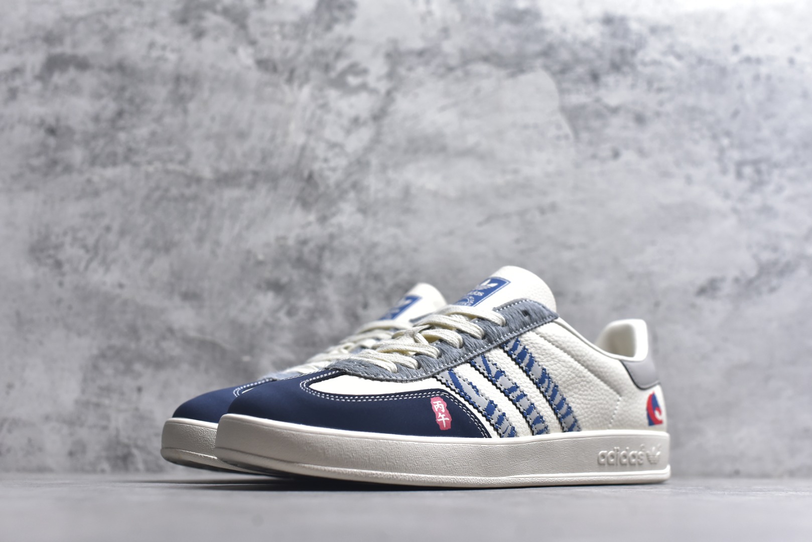 图片[2]-#马年新款海外定制限量发售 Adidas Originals GAZELLE INDOOR“马年联名限定-蓝白”专为 2026 丙午马年打造的限定德训鞋，延续 adidas 经典板鞋版型，软弹中底兼顾支撑性与舒适度，鞋头的丙午印章与鞋侧的骏马剪影，点明 2026 马年专属身份，经典三道杠升级为蓝白民族风提花织带，绒面鞋面柔软亲肤，橡胶防滑大底稳当贴脚 货号：JJ2603 尺码：36 36.5 37.5 38 38.5 39 40 40.5 41 42 42.5 43 44 44.5 45-选品中心
