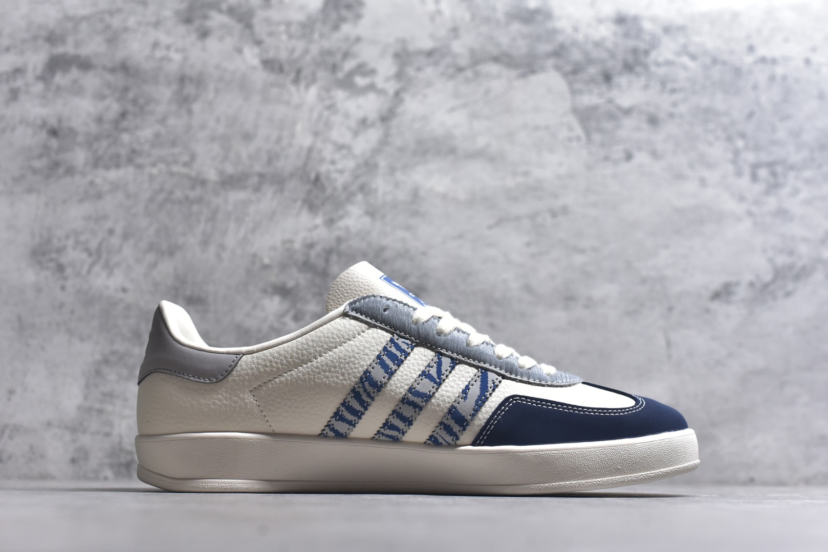 图片[3]-#马年新款海外定制限量发售 Adidas Originals GAZELLE INDOOR“马年联名限定-蓝白”专为 2026 丙午马年打造的限定德训鞋，延续 adidas 经典板鞋版型，软弹中底兼顾支撑性与舒适度，鞋头的丙午印章与鞋侧的骏马剪影，点明 2026 马年专属身份，经典三道杠升级为蓝白民族风提花织带，绒面鞋面柔软亲肤，橡胶防滑大底稳当贴脚 货号：JJ2603 尺码：36 36.5 37.5 38 38.5 39 40 40.5 41 42 42.5 43 44 44.5 45-选品中心