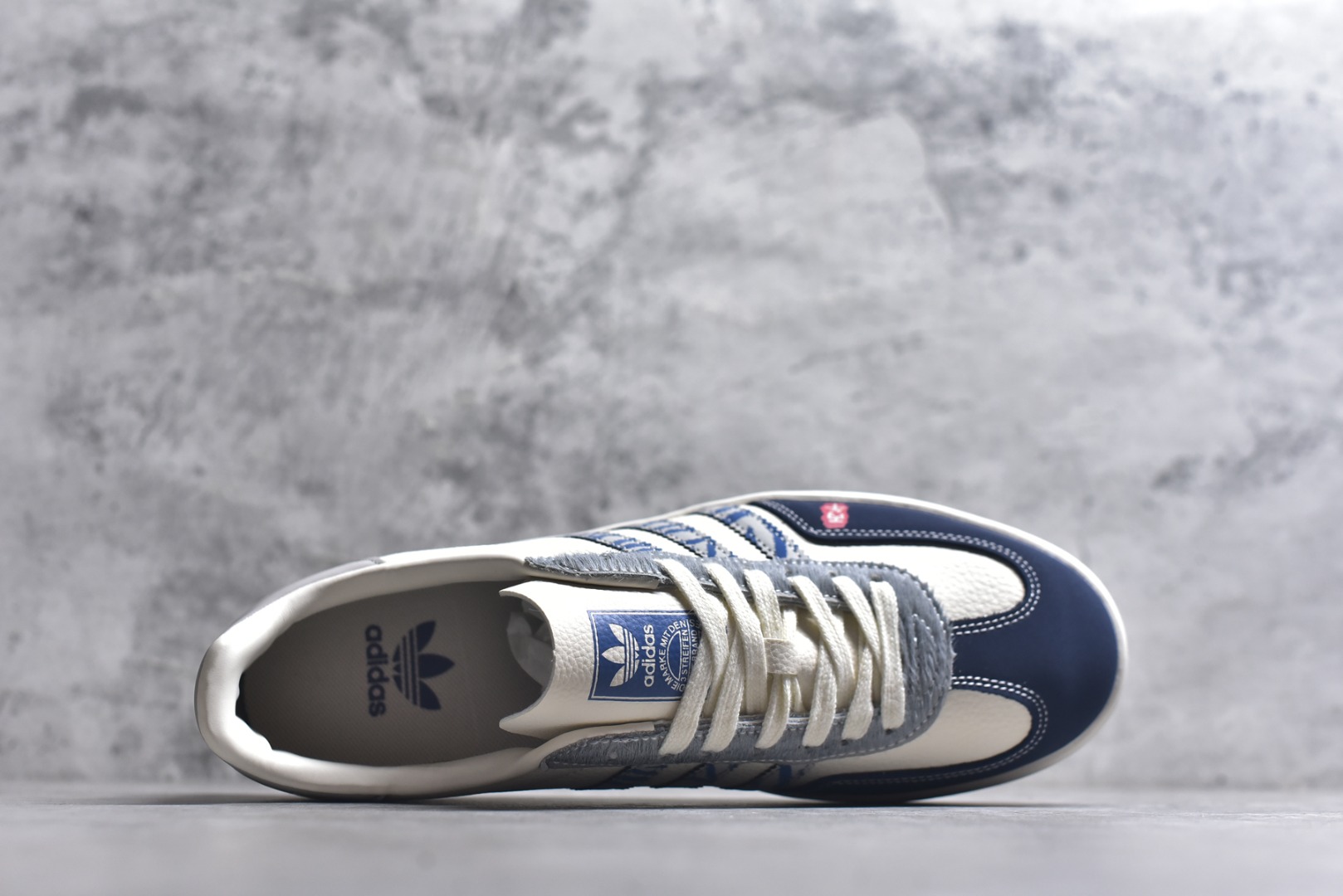 图片[4]-#马年新款海外定制限量发售 Adidas Originals GAZELLE INDOOR“马年联名限定-蓝白”专为 2026 丙午马年打造的限定德训鞋，延续 adidas 经典板鞋版型，软弹中底兼顾支撑性与舒适度，鞋头的丙午印章与鞋侧的骏马剪影，点明 2026 马年专属身份，经典三道杠升级为蓝白民族风提花织带，绒面鞋面柔软亲肤，橡胶防滑大底稳当贴脚 货号：JJ2603 尺码：36 36.5 37.5 38 38.5 39 40 40.5 41 42 42.5 43 44 44.5 45-选品中心