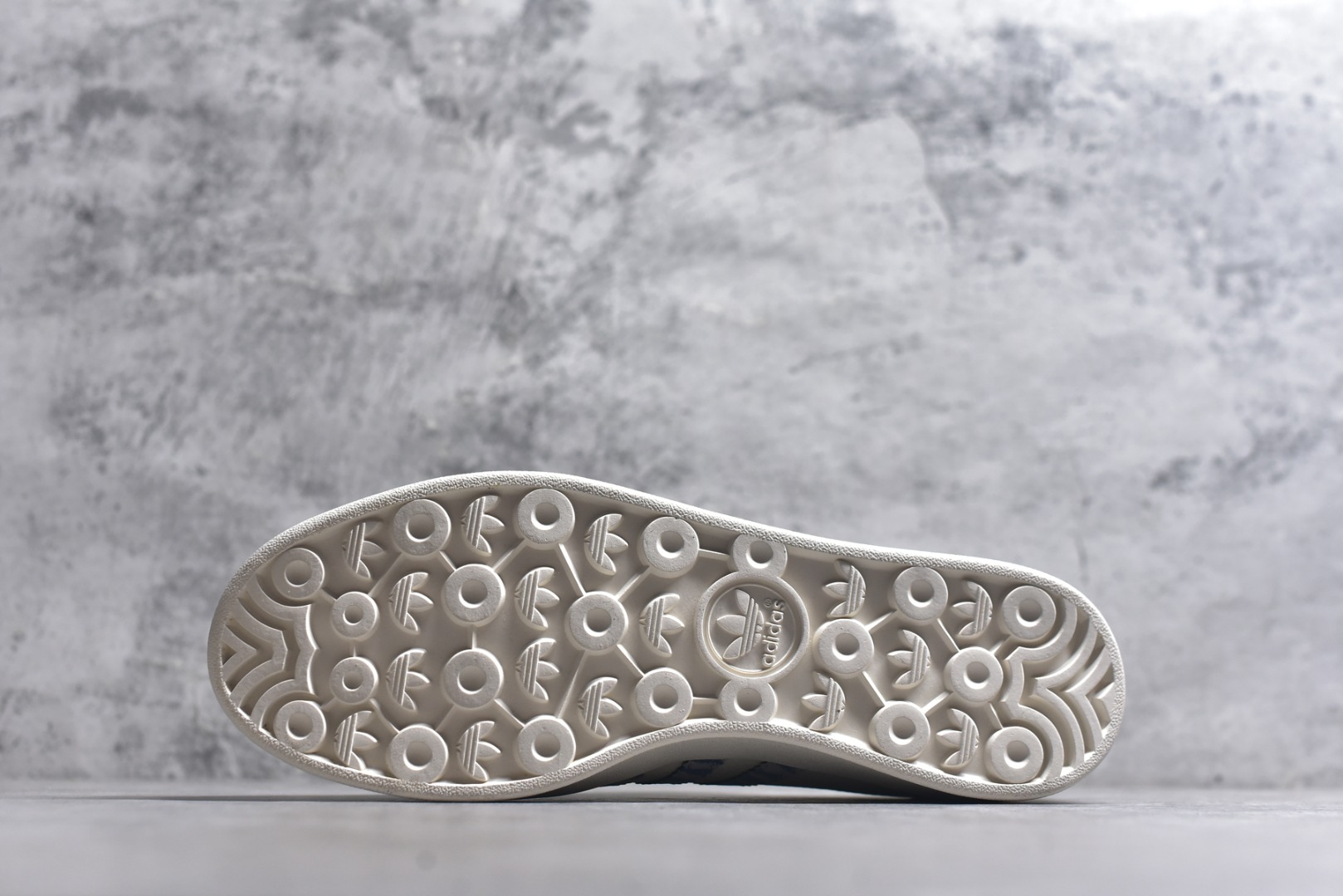 图片[6]-#马年新款海外定制限量发售 Adidas Originals GAZELLE INDOOR“马年联名限定-蓝白”专为 2026 丙午马年打造的限定德训鞋，延续 adidas 经典板鞋版型，软弹中底兼顾支撑性与舒适度，鞋头的丙午印章与鞋侧的骏马剪影，点明 2026 马年专属身份，经典三道杠升级为蓝白民族风提花织带，绒面鞋面柔软亲肤，橡胶防滑大底稳当贴脚 货号：JJ2603 尺码：36 36.5 37.5 38 38.5 39 40 40.5 41 42 42.5 43 44 44.5 45-选品中心