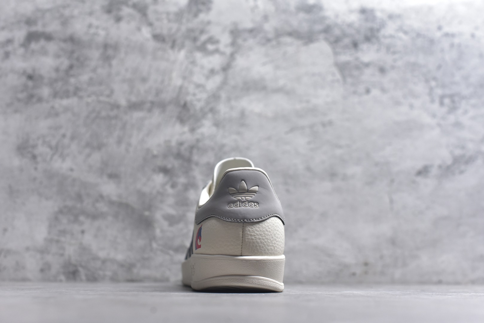 图片[5]-#马年新款海外定制限量发售 Adidas Originals GAZELLE INDOOR“马年联名限定-蓝白”专为 2026 丙午马年打造的限定德训鞋，延续 adidas 经典板鞋版型，软弹中底兼顾支撑性与舒适度，鞋头的丙午印章与鞋侧的骏马剪影，点明 2026 马年专属身份，经典三道杠升级为蓝白民族风提花织带，绒面鞋面柔软亲肤，橡胶防滑大底稳当贴脚 货号：JJ2603 尺码：36 36.5 37.5 38 38.5 39 40 40.5 41 42 42.5 43 44 44.5 45-选品中心